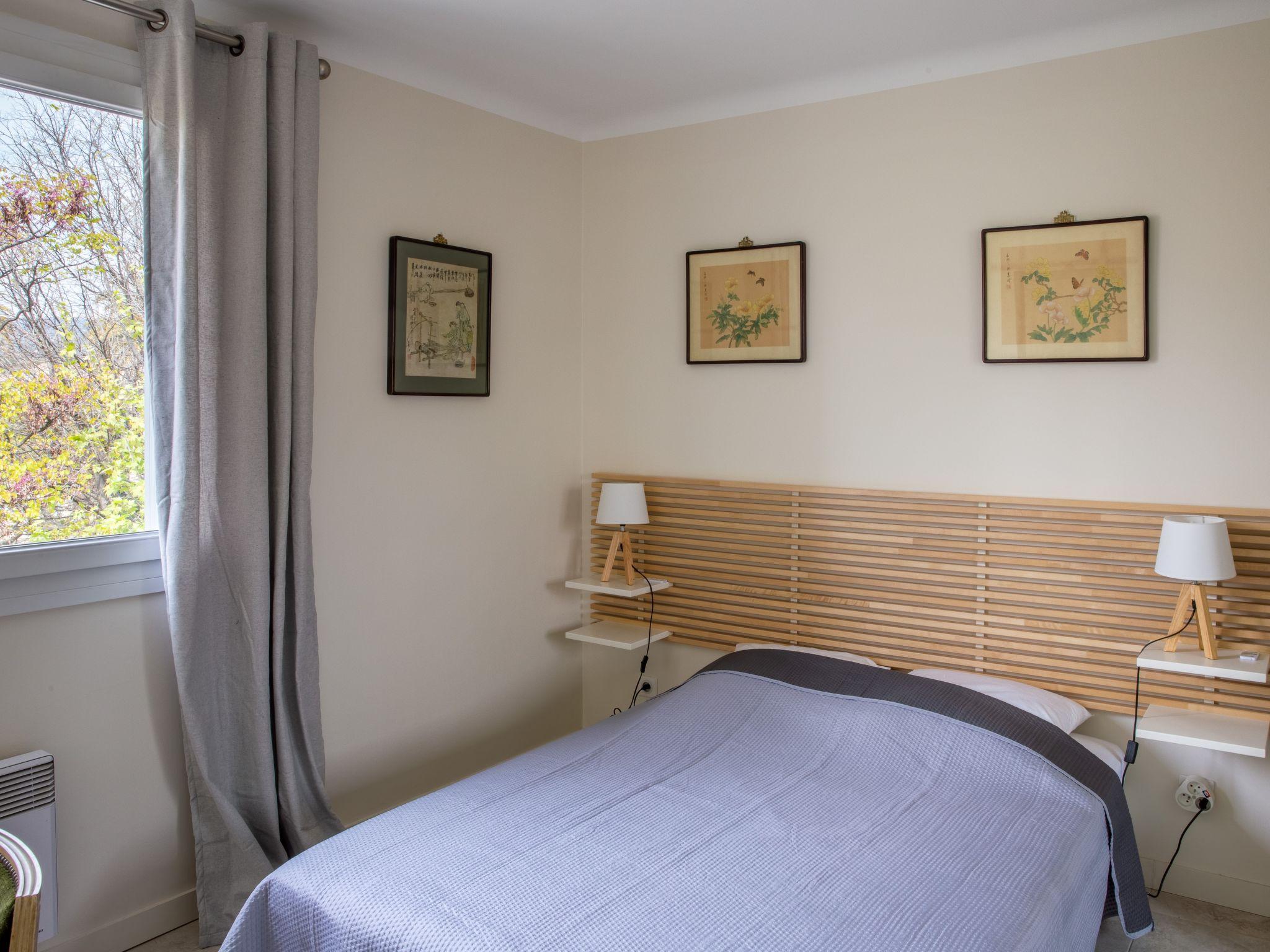 Foto 10 - Appartamento con 3 camere da letto a Saint-Cyr-sur-Mer con terrazza e vista mare