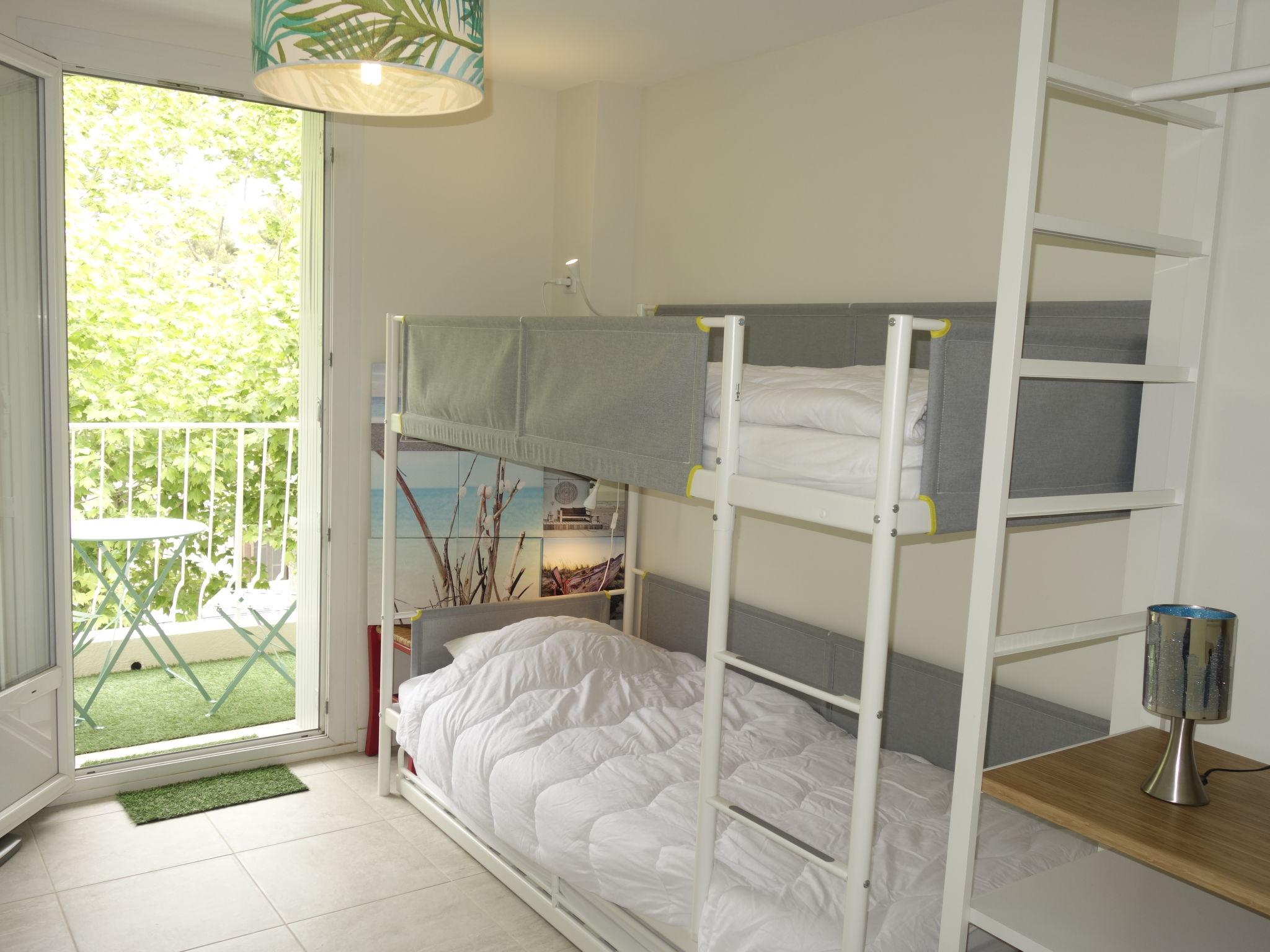 Foto 12 - Apartamento de 3 quartos em Saint-Cyr-sur-Mer com terraço