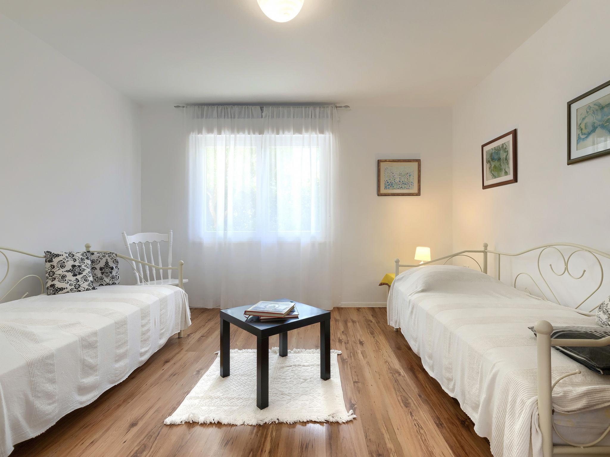 Foto 18 - Appartamento con 3 camere da letto a Pola con piscina privata e giardino