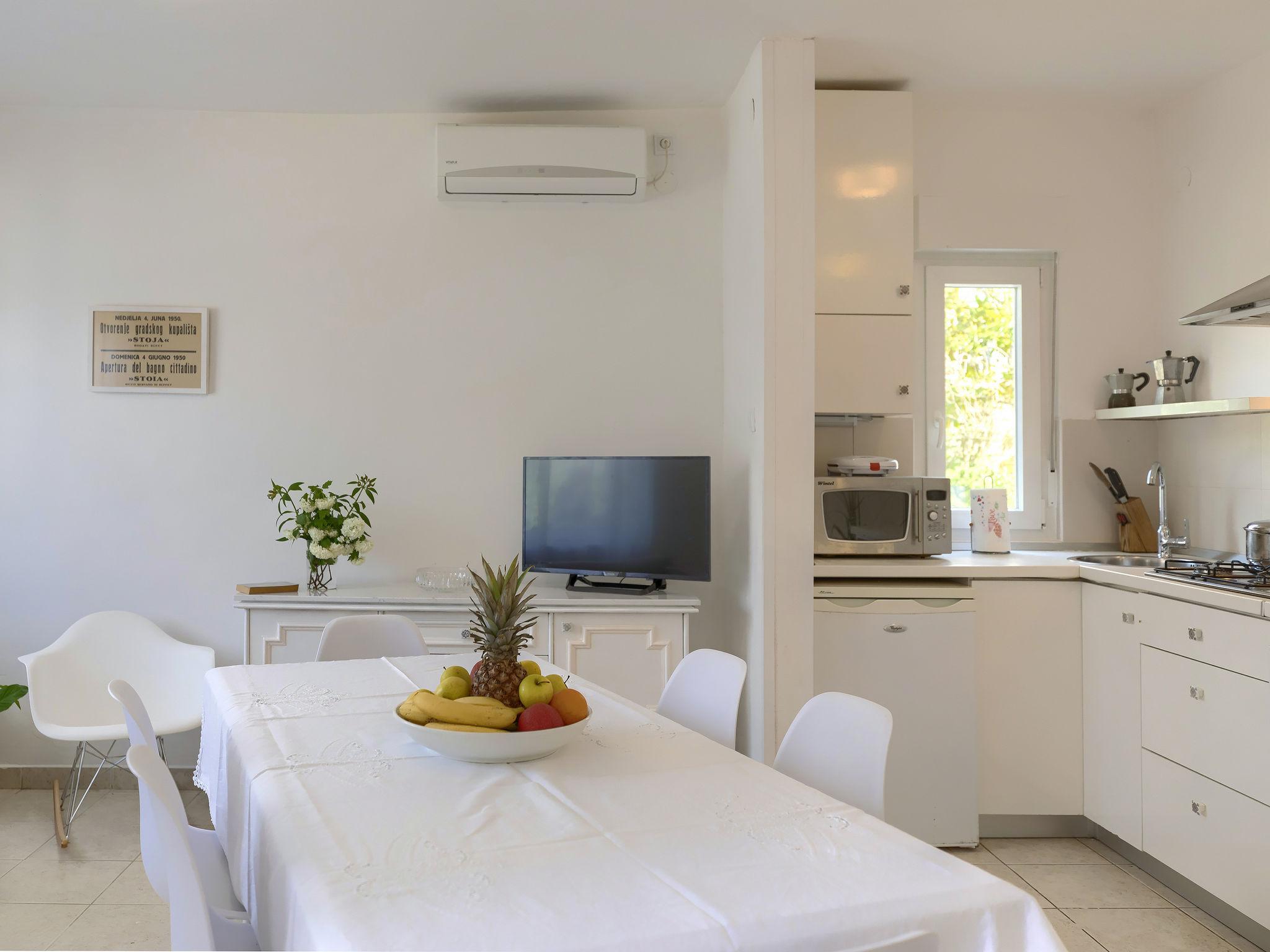 Photo 5 - 3 bedroom Apartment in Pula with private pool and garden