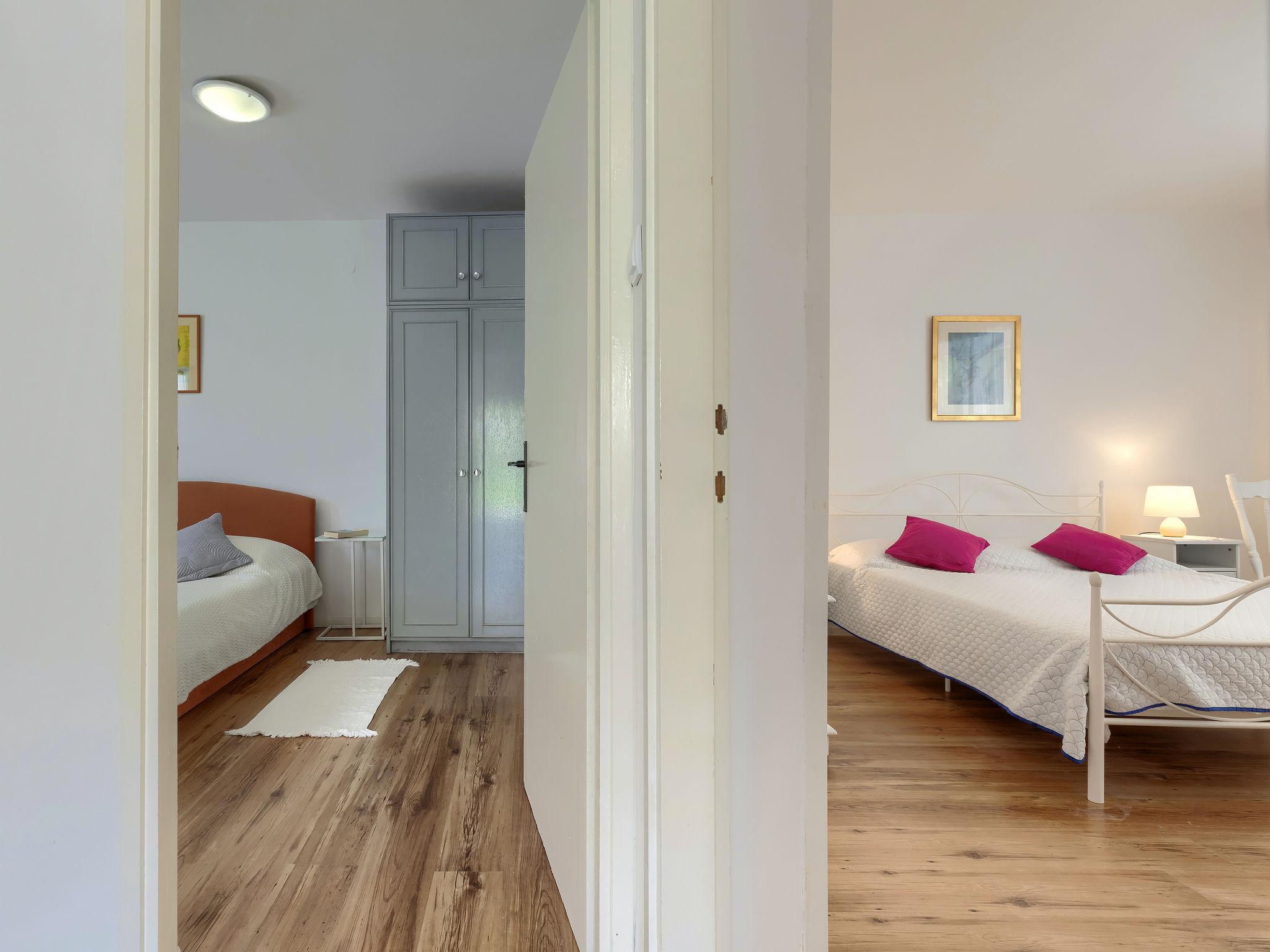 Foto 22 - Appartamento con 3 camere da letto a Pola con piscina privata e vista mare