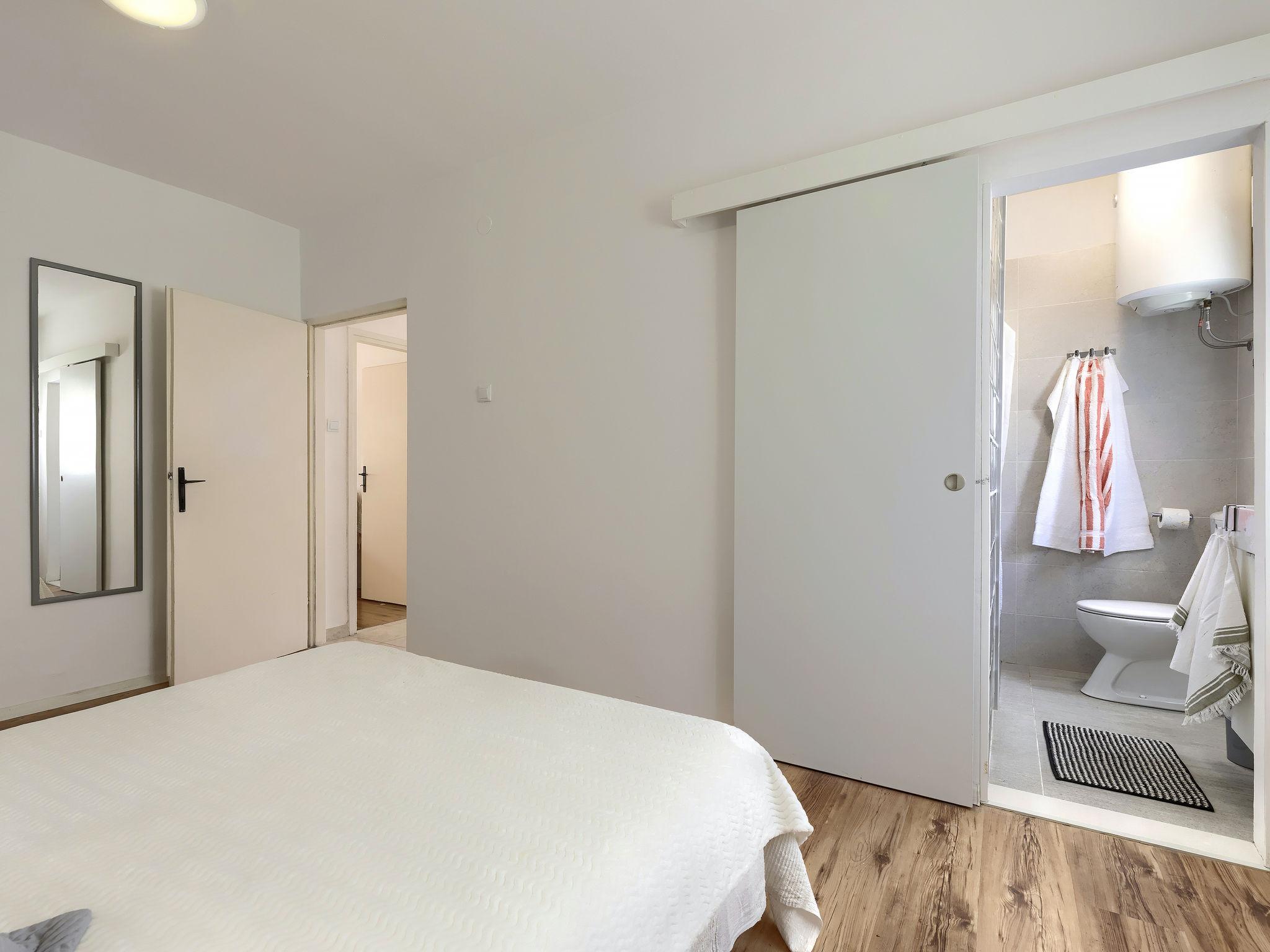 Foto 25 - Apartamento de 3 habitaciones en Pula con piscina privada y vistas al mar