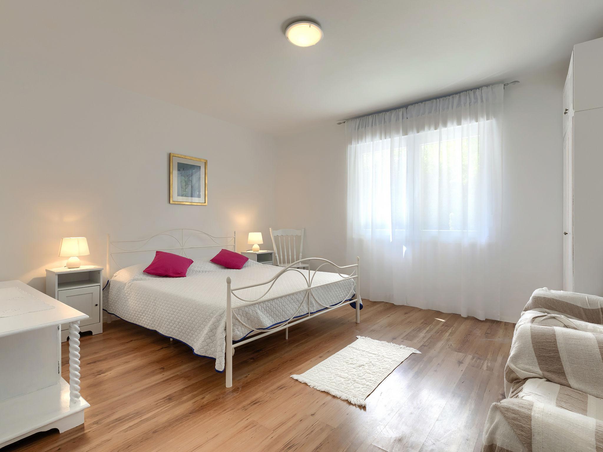Foto 20 - Appartamento con 3 camere da letto a Pola con piscina privata e vista mare
