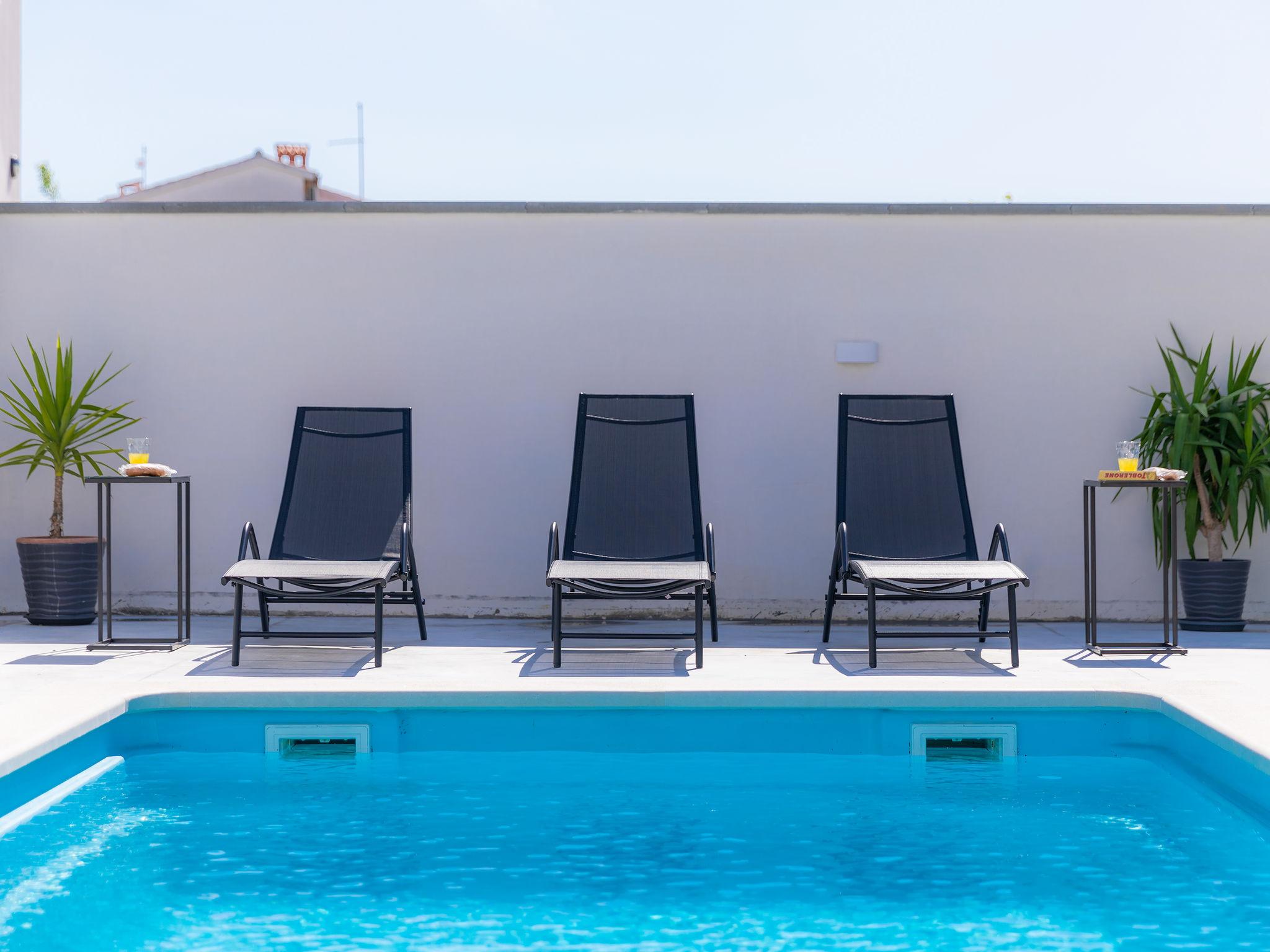 Foto 13 - Apartamento de 3 habitaciones en Pula con piscina privada y vistas al mar