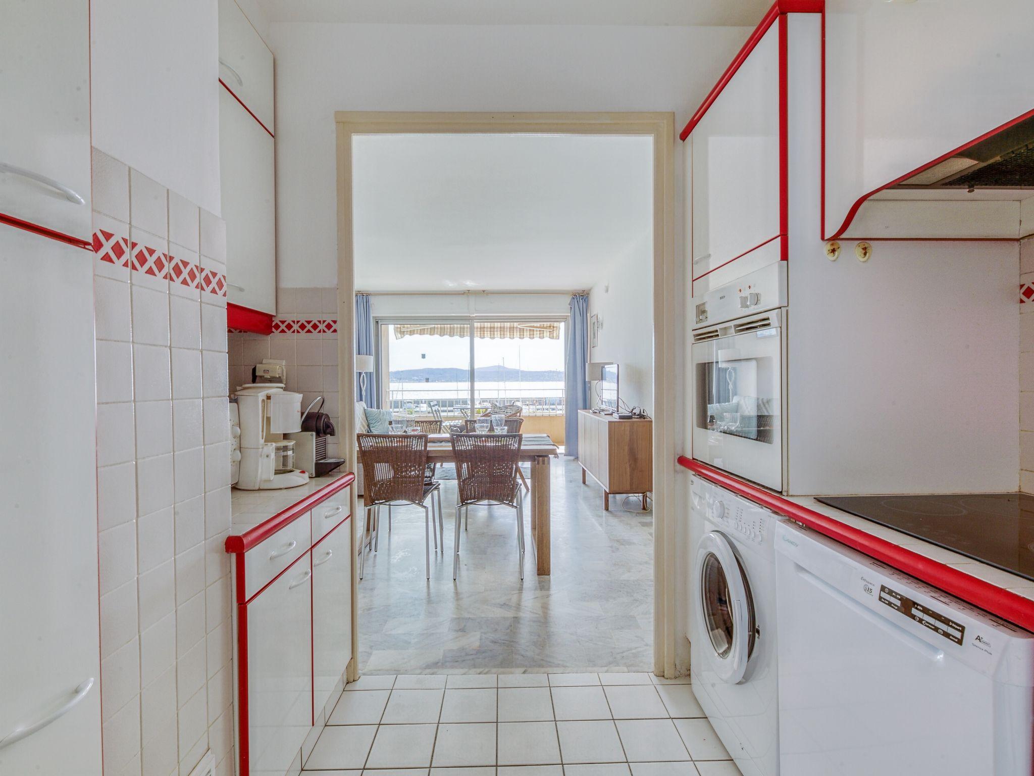 Foto 9 - Apartment mit 1 Schlafzimmer in Sainte-Maxime mit terrasse und blick aufs meer