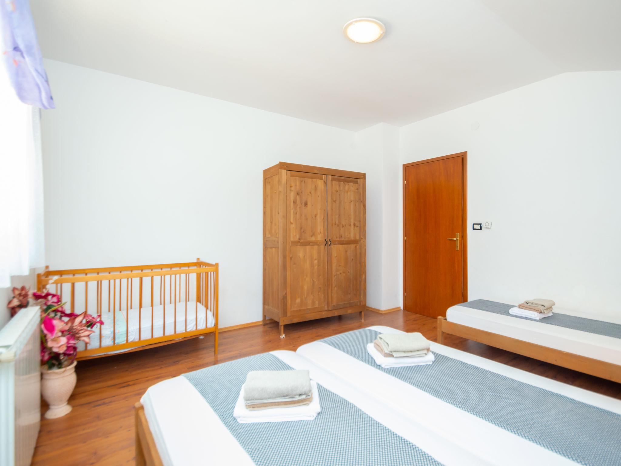 Foto 8 - Appartamento con 4 camere da letto a Žminj con piscina privata e vista mare