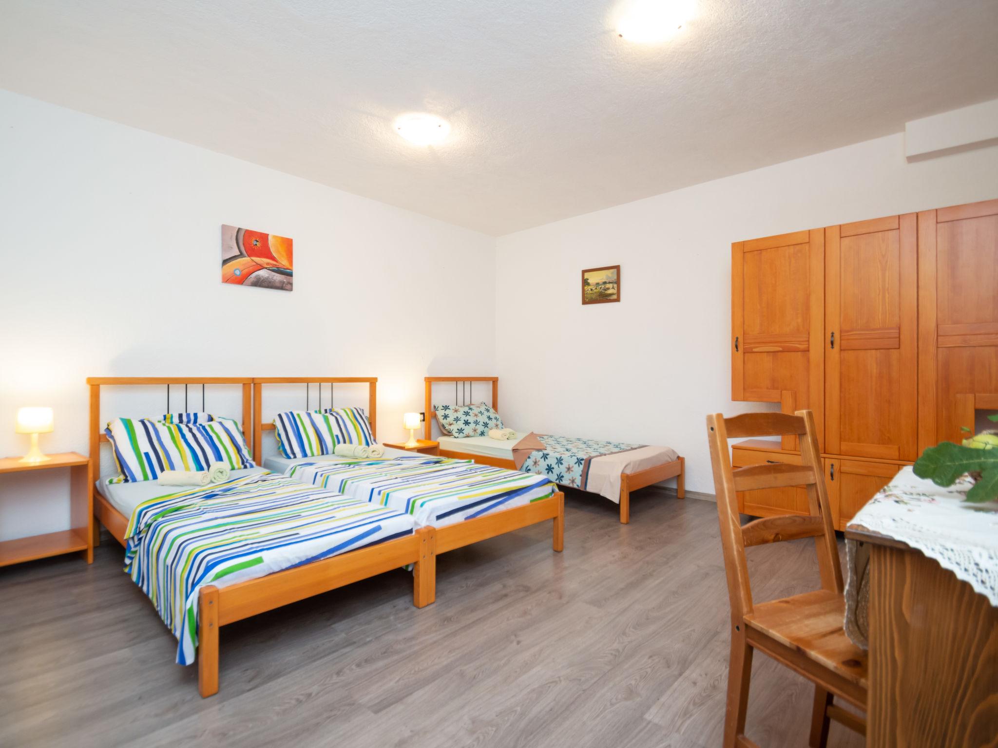 Foto 12 - Apartamento de 4 habitaciones en Žminj con piscina privada y vistas al mar
