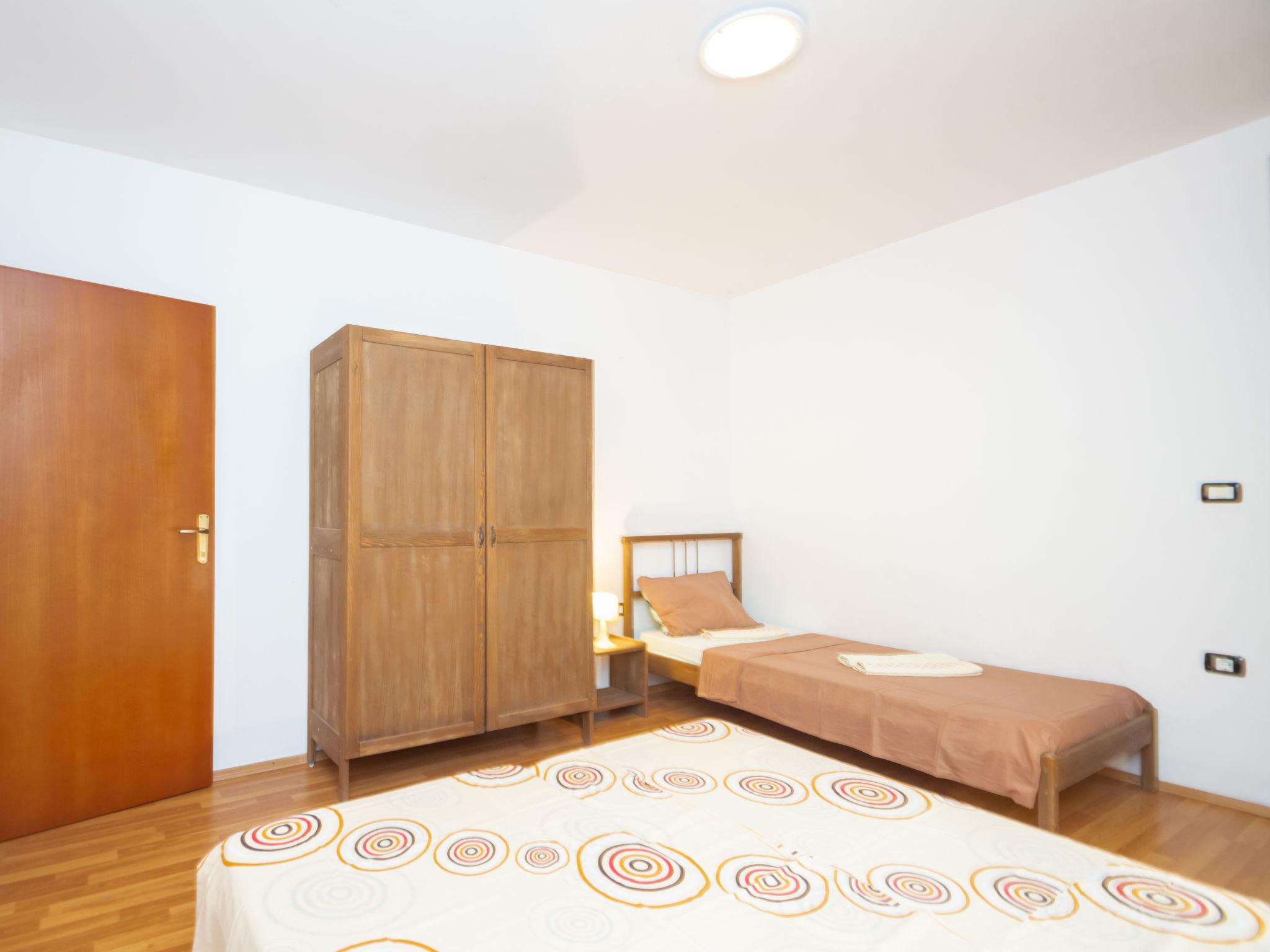 Foto 22 - Appartamento con 4 camere da letto a Žminj con piscina privata e vista mare