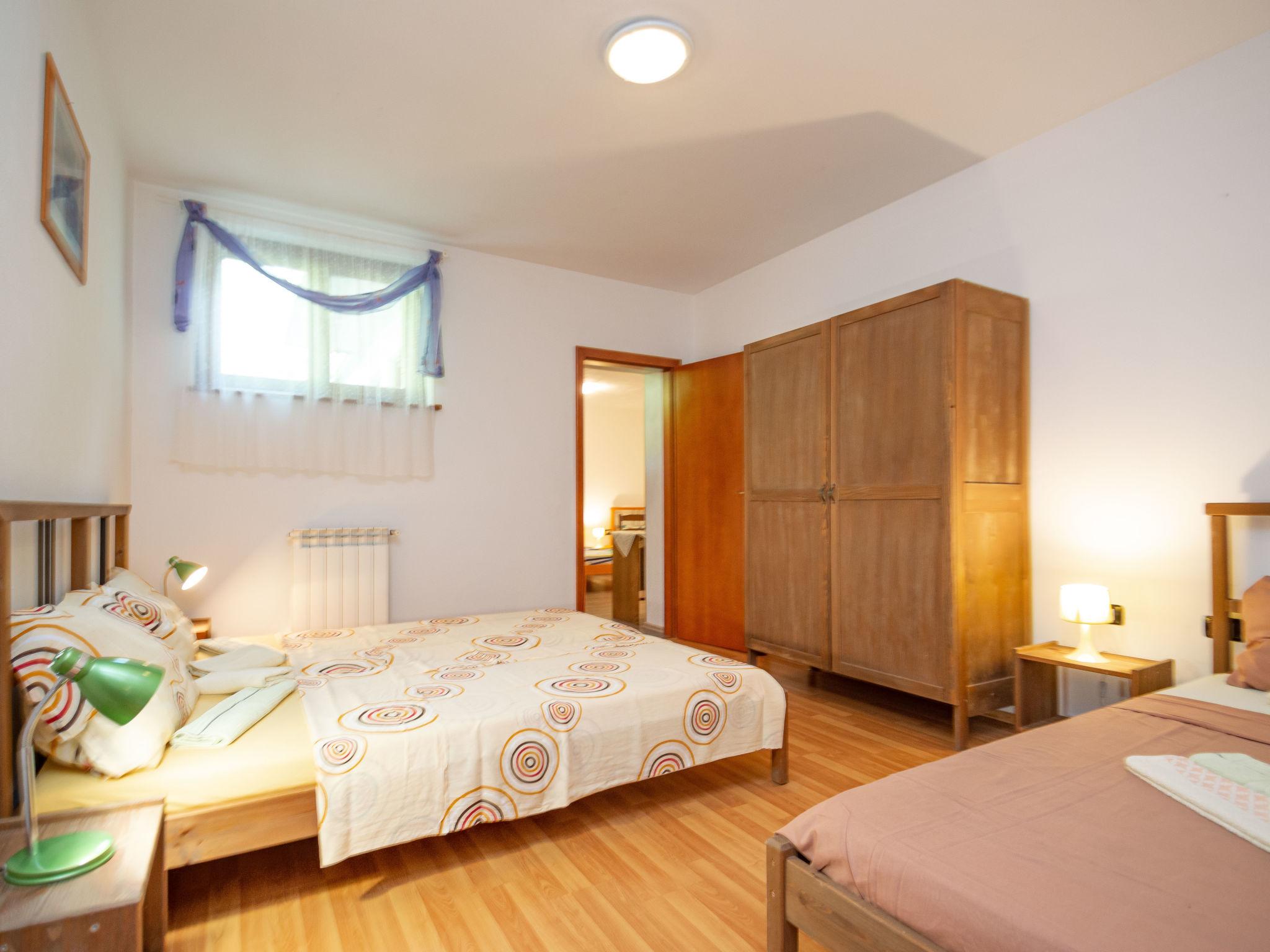 Foto 20 - Appartamento con 4 camere da letto a Žminj con piscina privata e vista mare