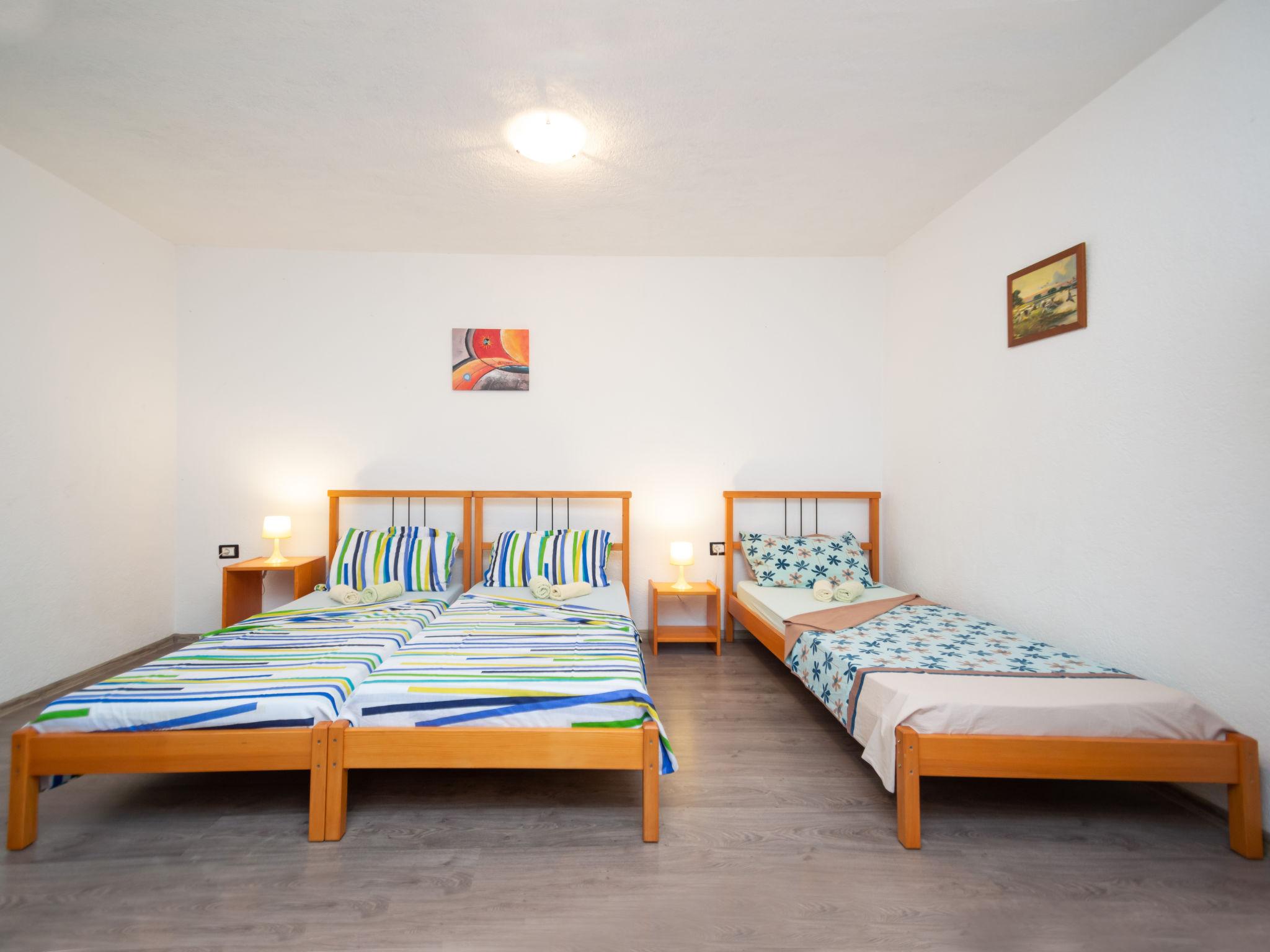 Foto 11 - Appartamento con 4 camere da letto a Žminj con piscina privata e vista mare