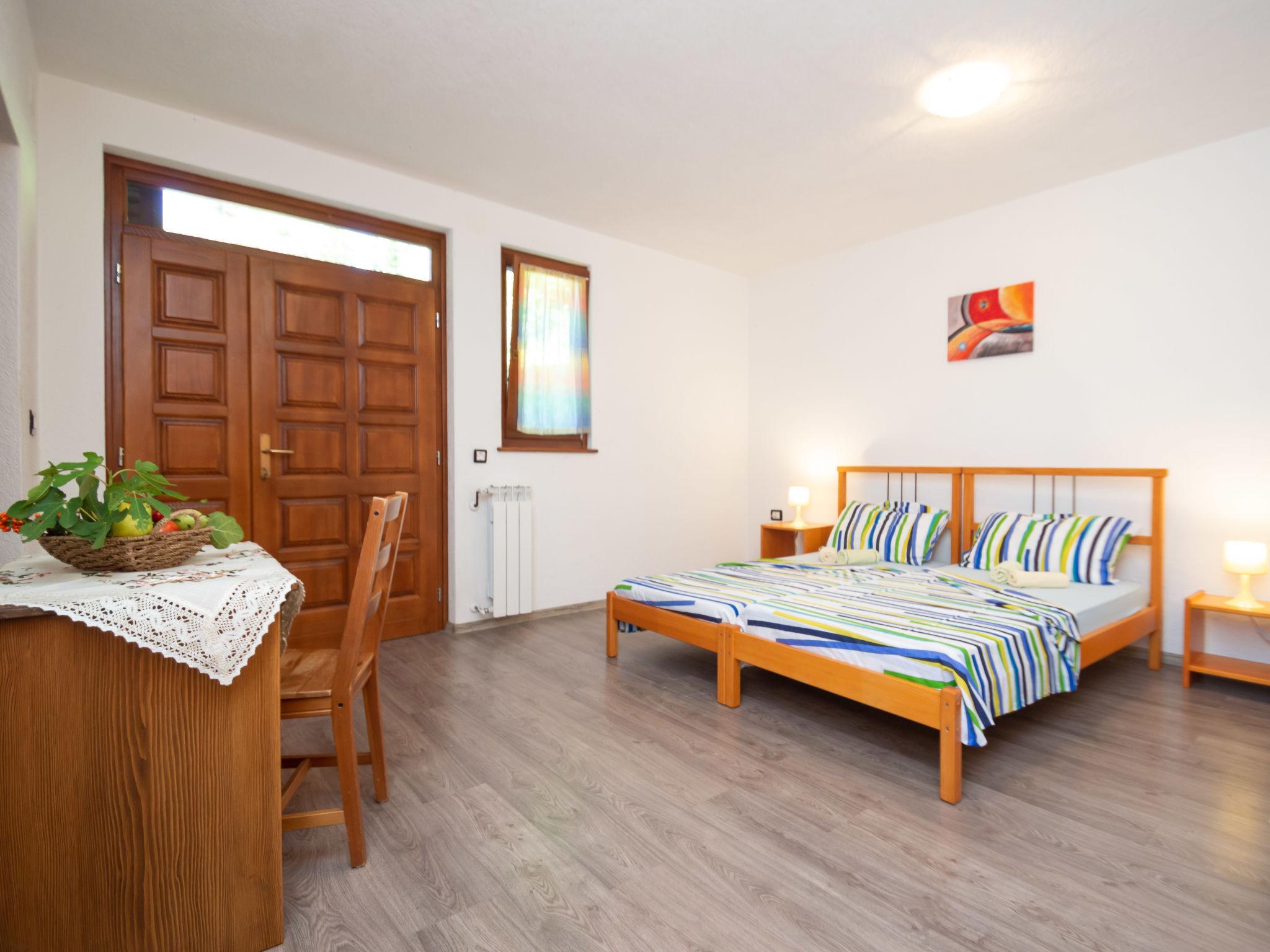 Foto 10 - Appartamento con 4 camere da letto a Žminj con piscina privata e vista mare
