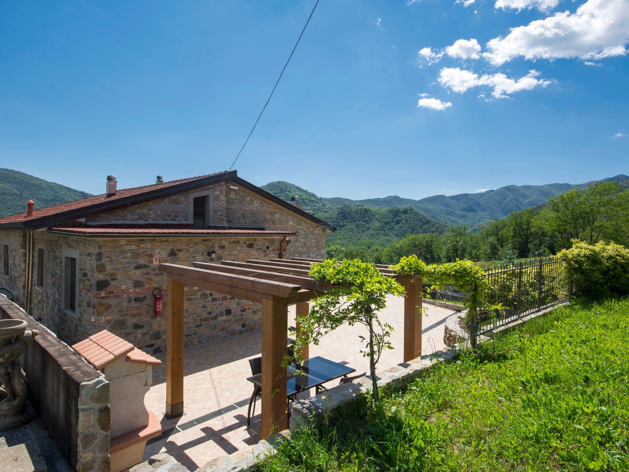 Foto 1 - Casa con 2 camere da letto a Tresana con piscina e terrazza