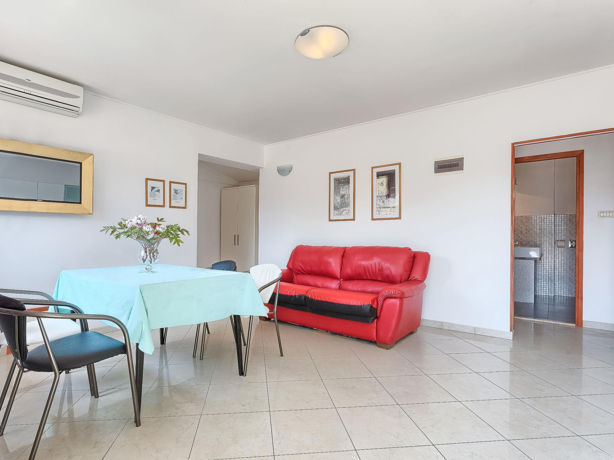 Foto 6 - Apartamento de 2 habitaciones en Umag con piscina y jardín