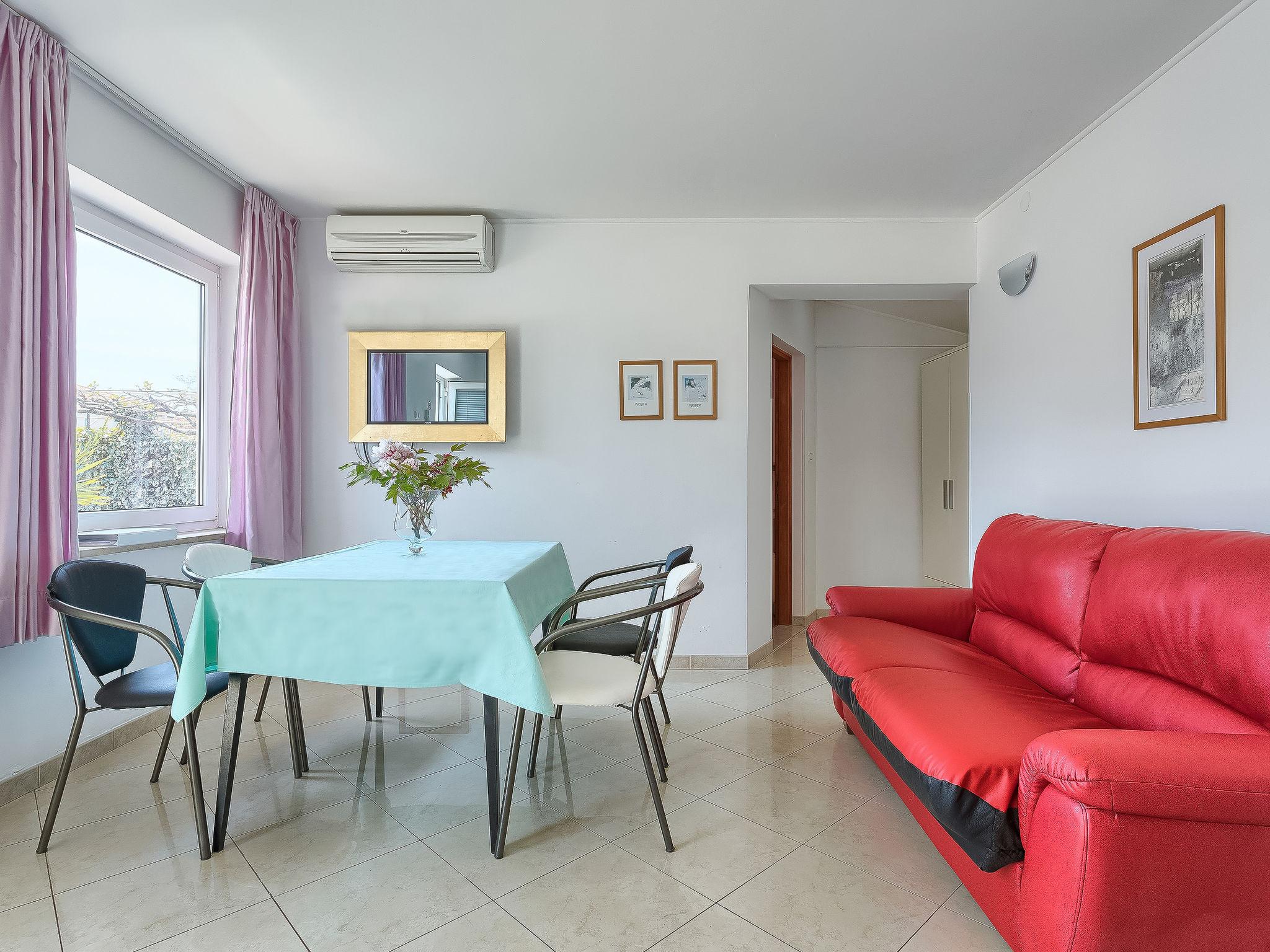 Foto 4 - Appartamento con 2 camere da letto a Umag con piscina e vista mare