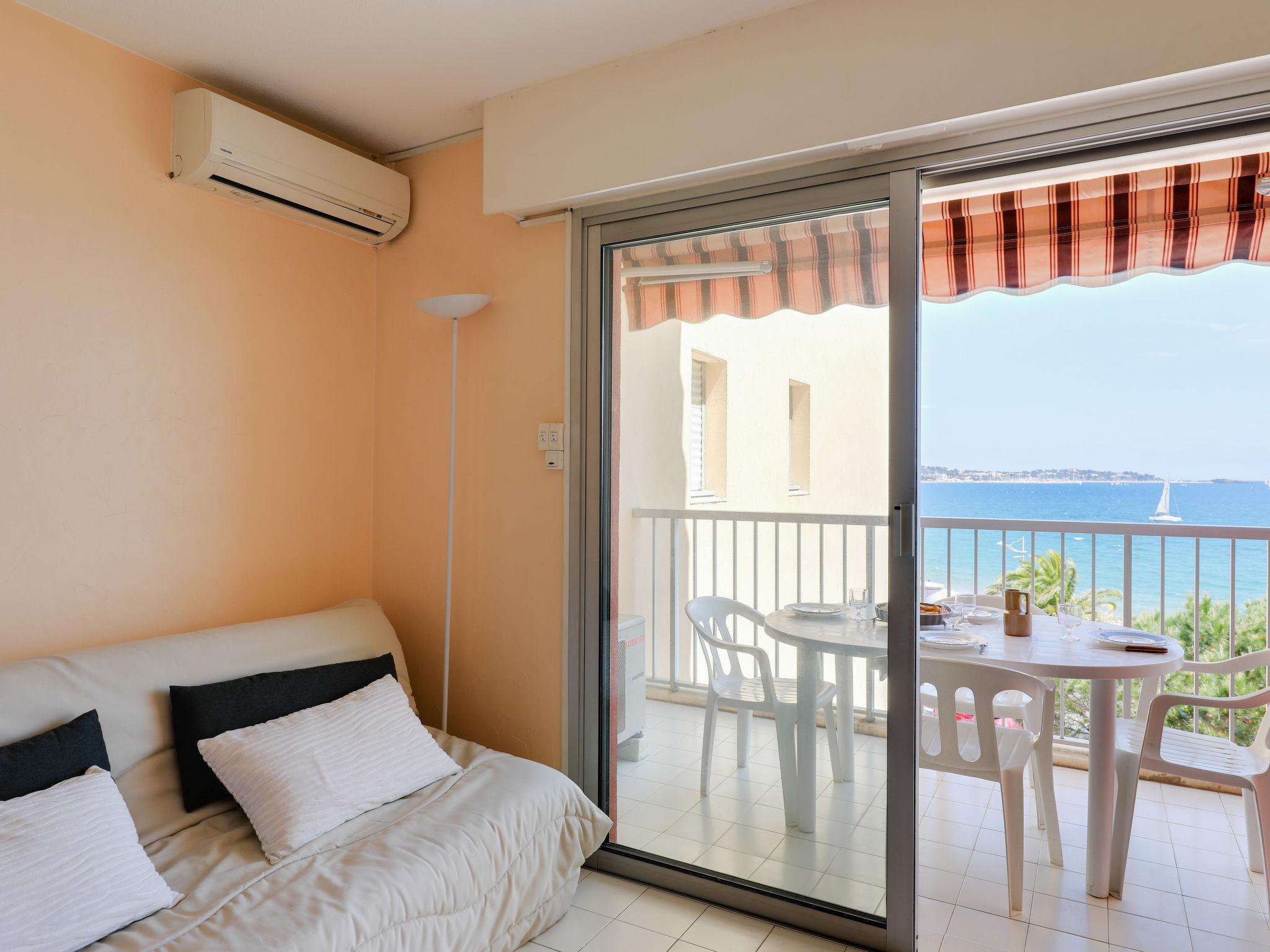 Foto 3 - Appartamento con 1 camera da letto a Fréjus con terrazza e vista mare