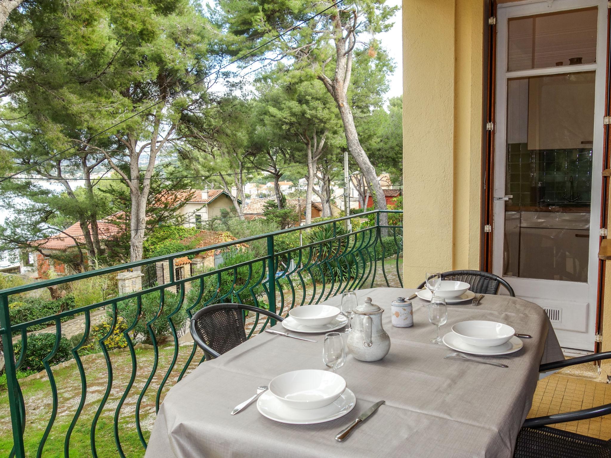 Photo 5 - Appartement de 2 chambres à Saint-Cyr-sur-Mer avec terrasse et vues à la mer