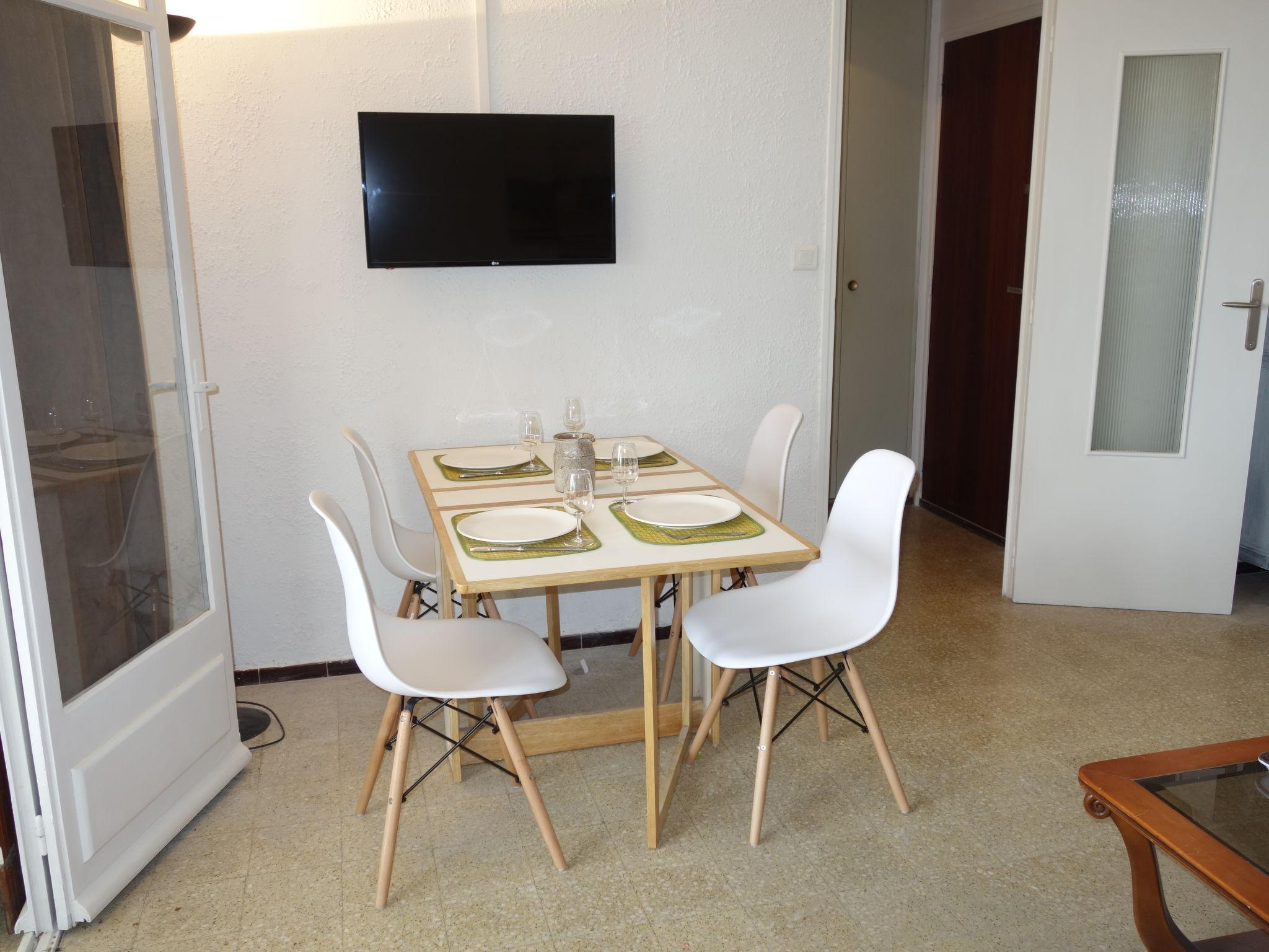 Photo 3 - 2 bedroom Apartment in Saint-Cyr-sur-Mer with terrace and sea view