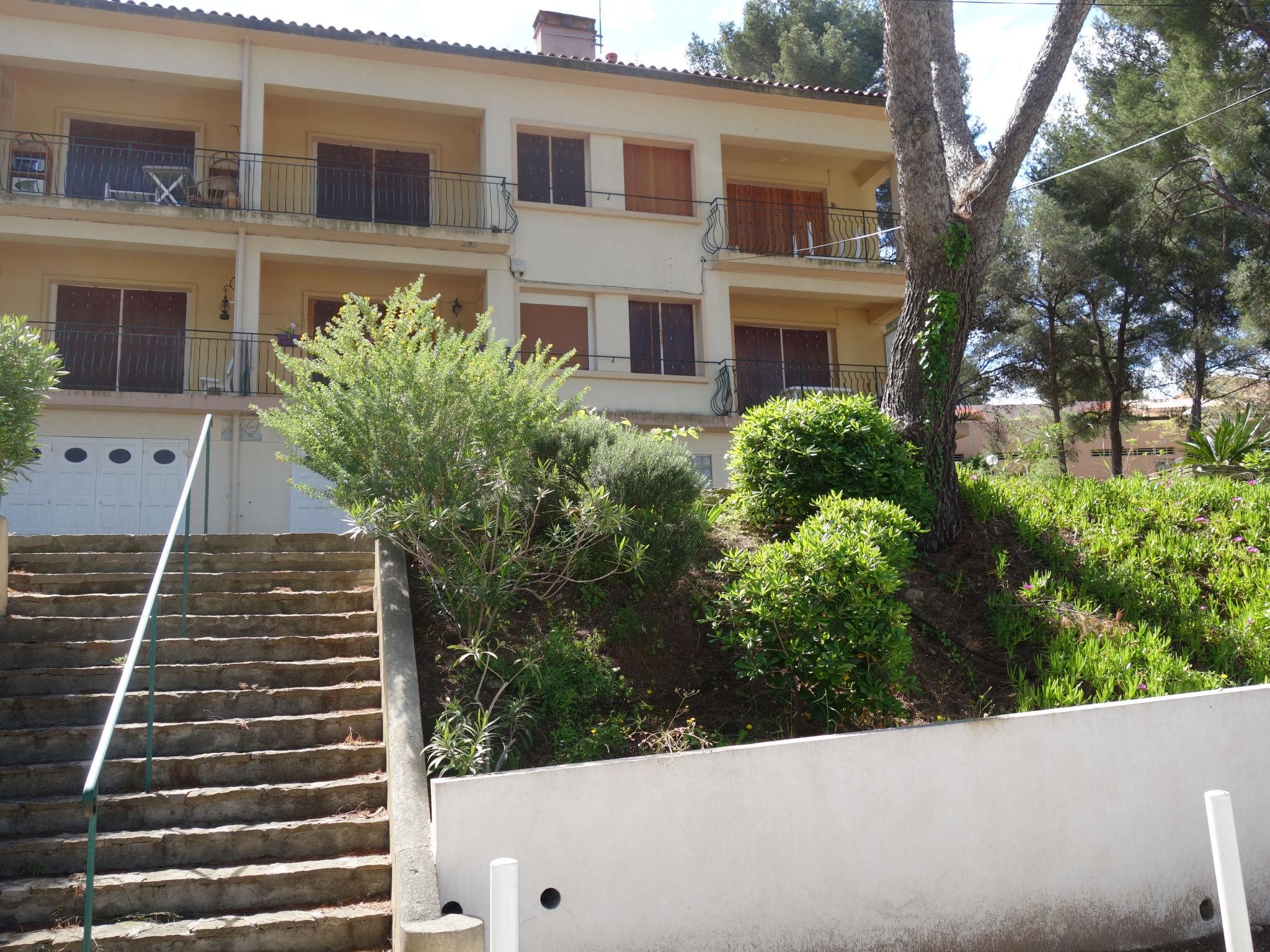 Foto 12 - Appartamento con 2 camere da letto a Saint-Cyr-sur-Mer con terrazza e vista mare