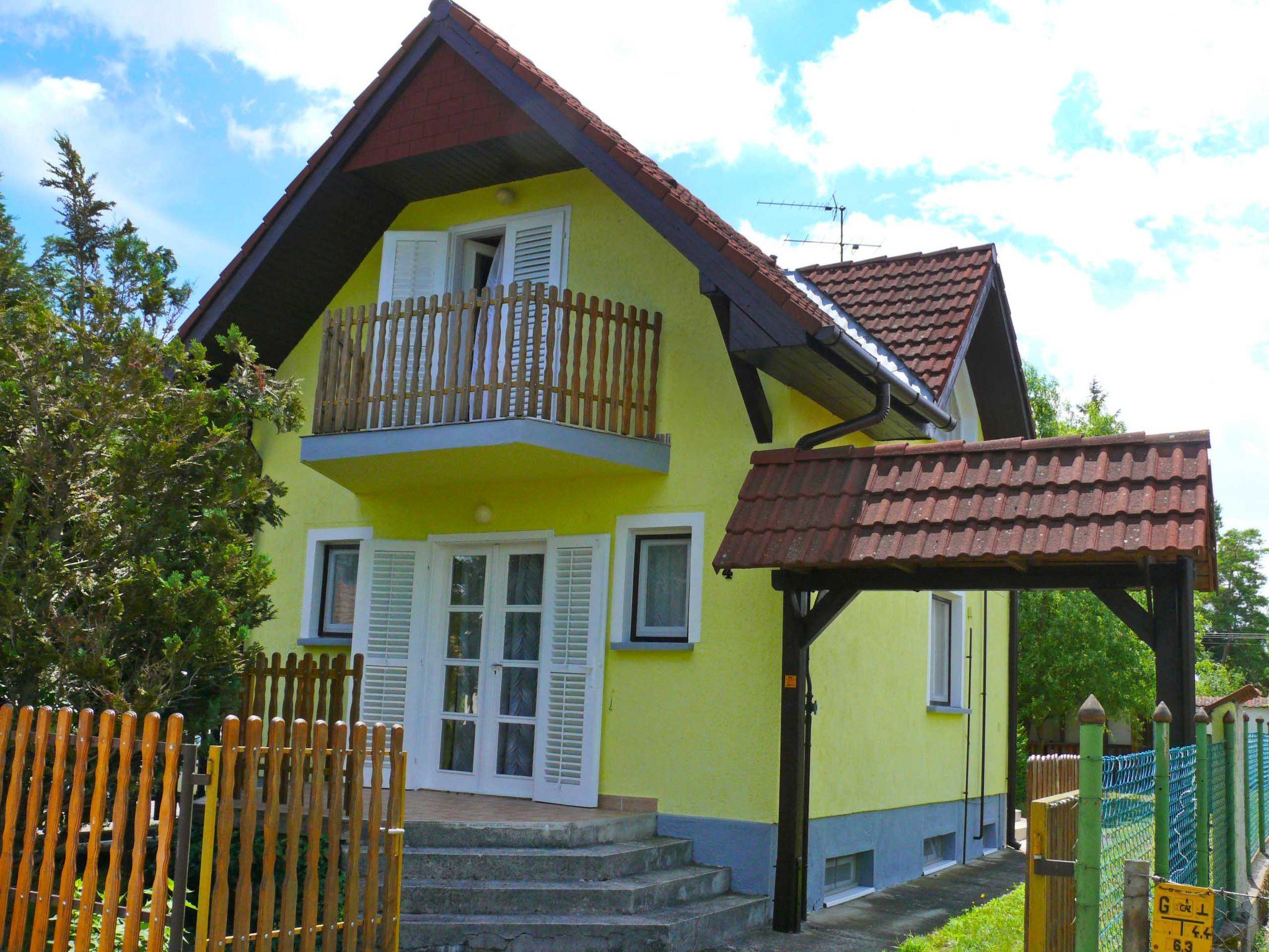 Foto 1 - Casa de 2 habitaciones en Balatonfenyves con jardín