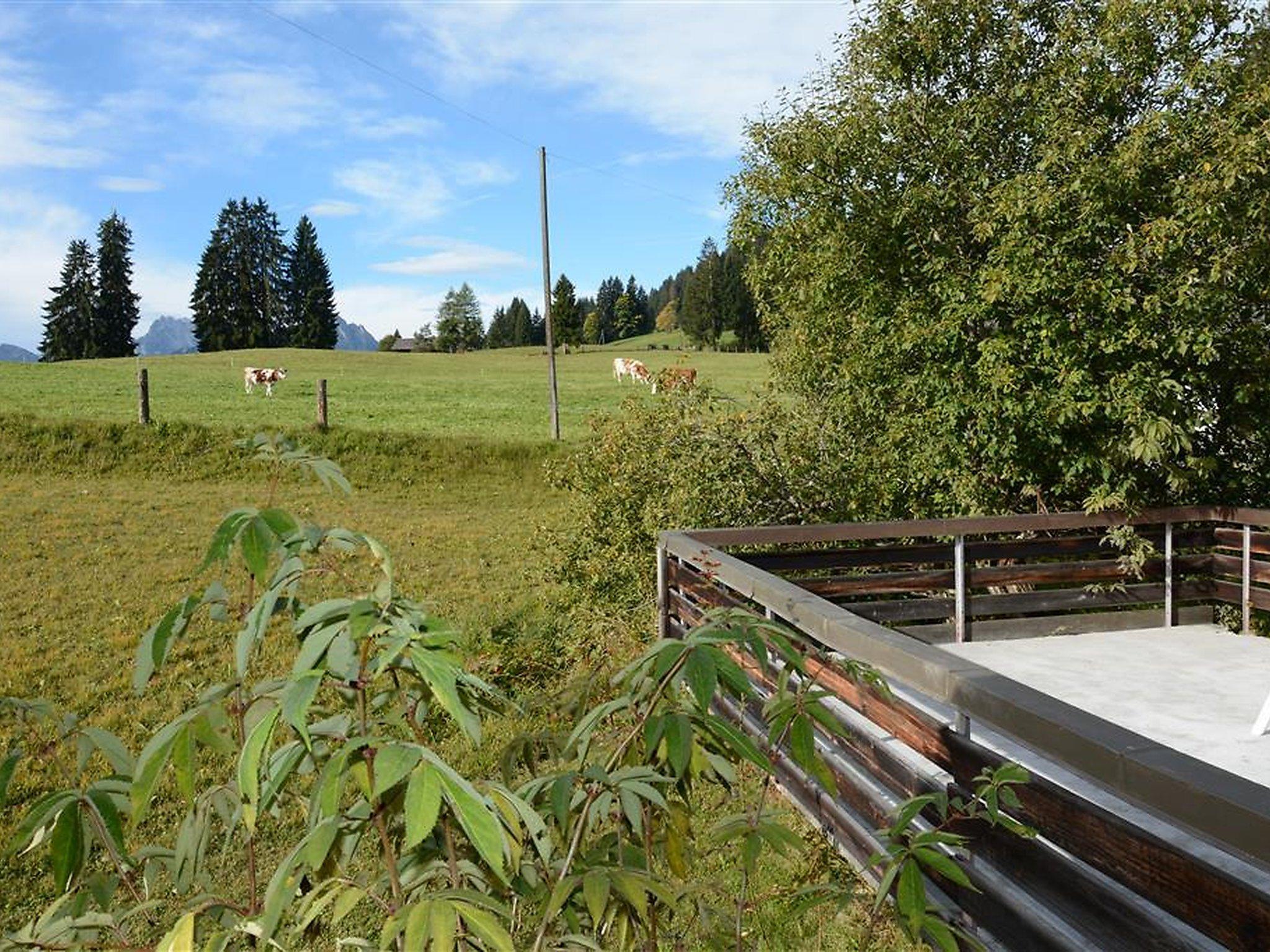 Foto 9 - Apartment mit 3 Schlafzimmern in Saanen mit blick auf die berge