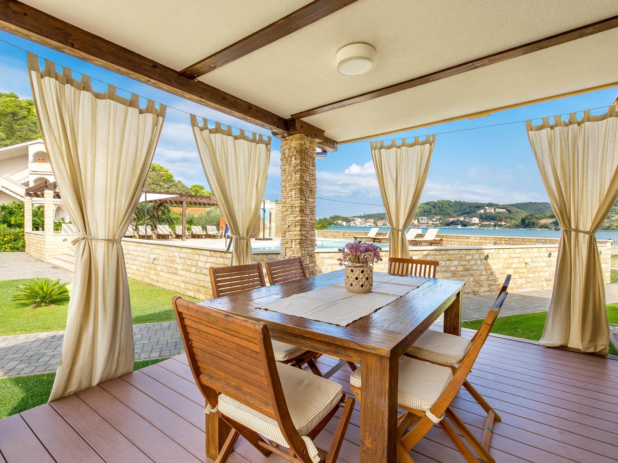 Photo 20 - Maison de 2 chambres à Rab avec piscine et terrasse