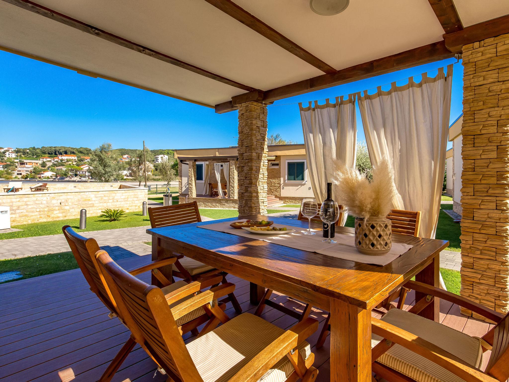 Photo 13 - Maison de 2 chambres à Rab avec piscine et terrasse