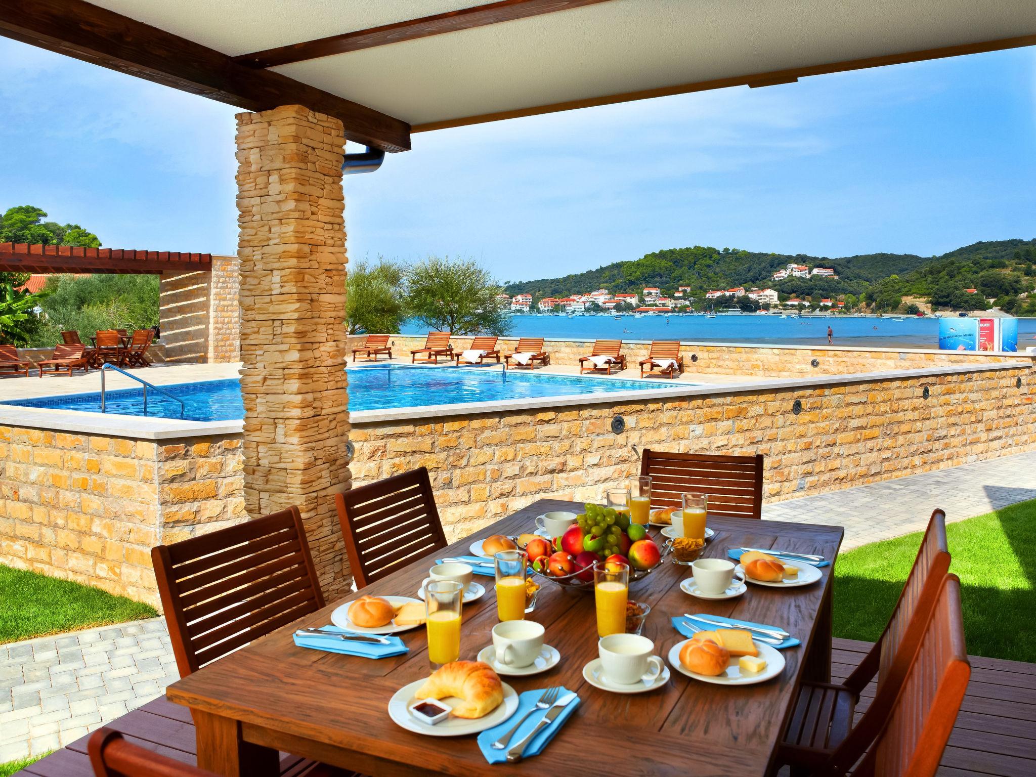 Photo 2 - Maison de 2 chambres à Rab avec piscine et terrasse