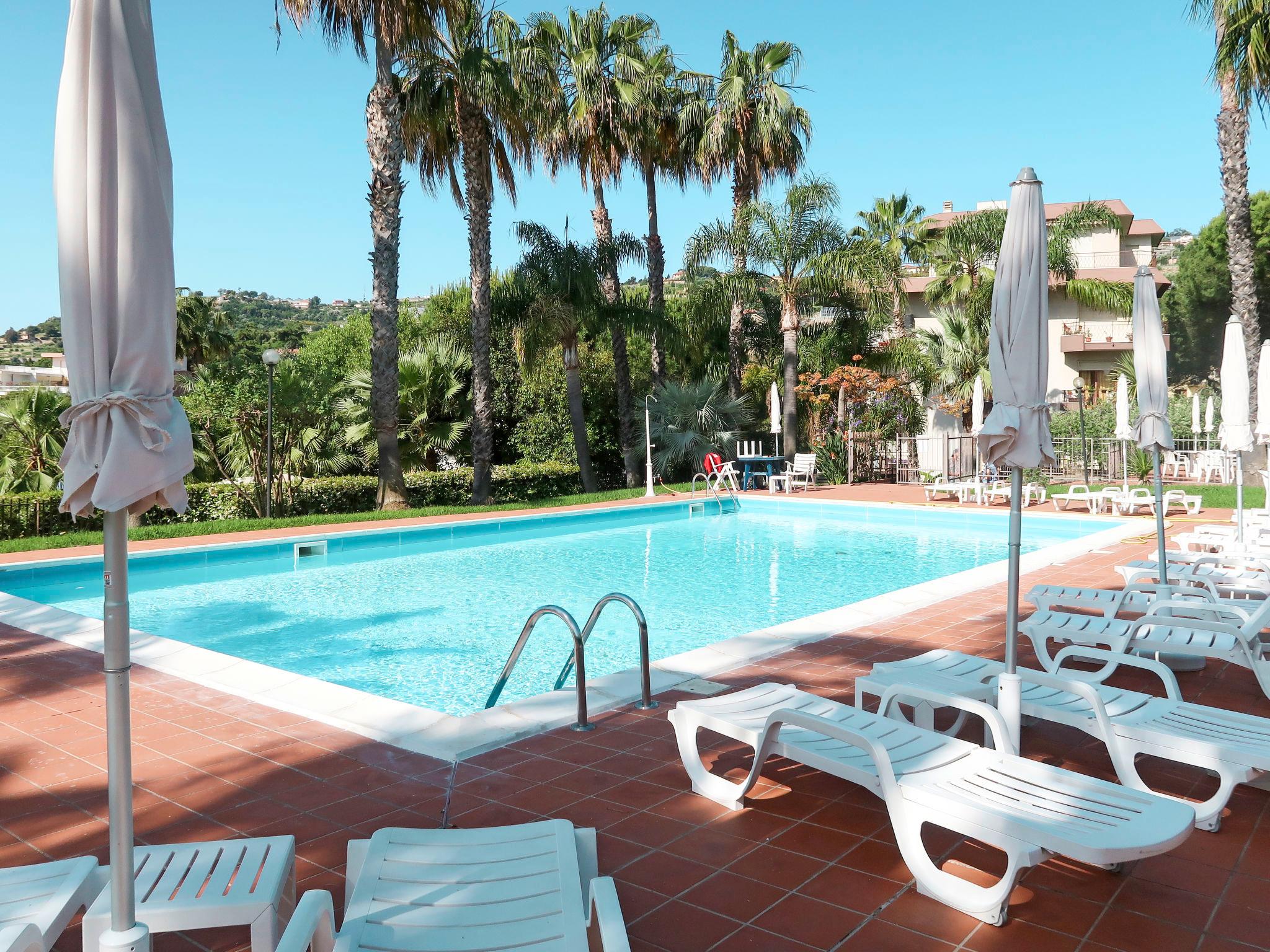 Foto 1 - Apartamento de 1 habitación en Sanremo con piscina y vistas al mar