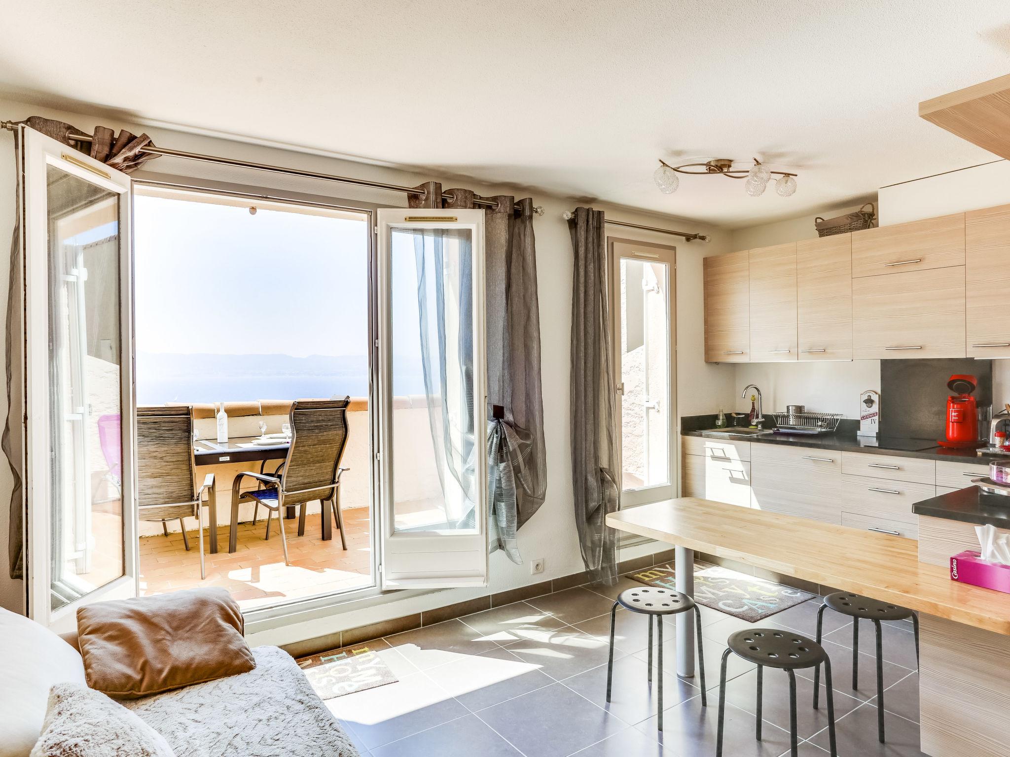 Photo 3 - 1 bedroom Apartment in Saint-Cyr-sur-Mer with terrace and sea view