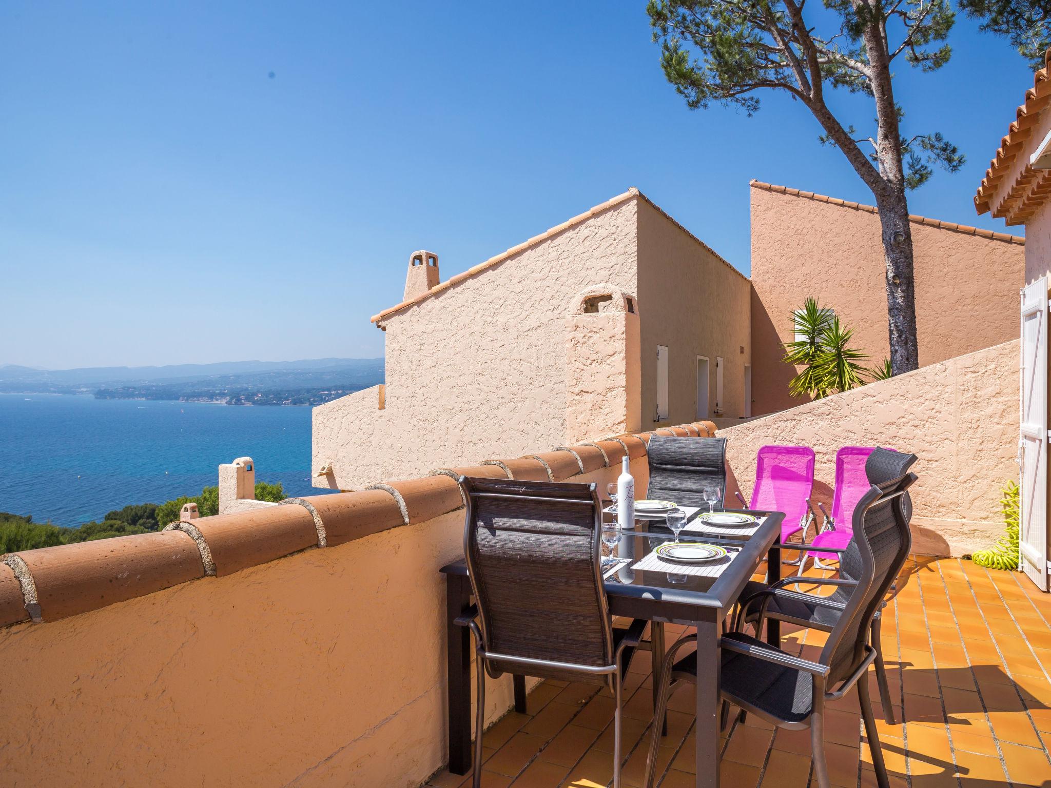 Foto 1 - Apartamento de 1 habitación en Saint-Cyr-sur-Mer con terraza y vistas al mar