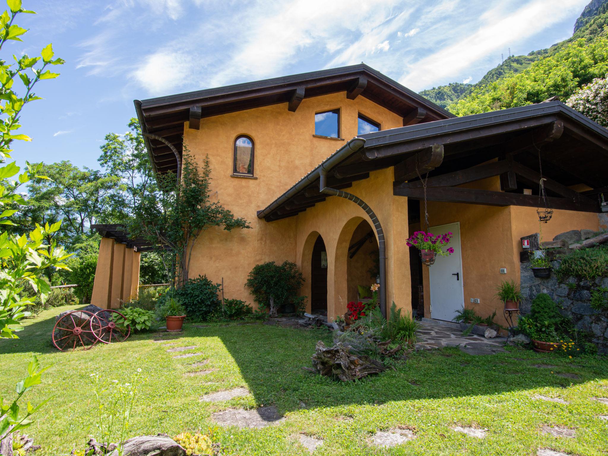 Foto 1 - Casa de 2 quartos em Dongo com piscina privada e jardim