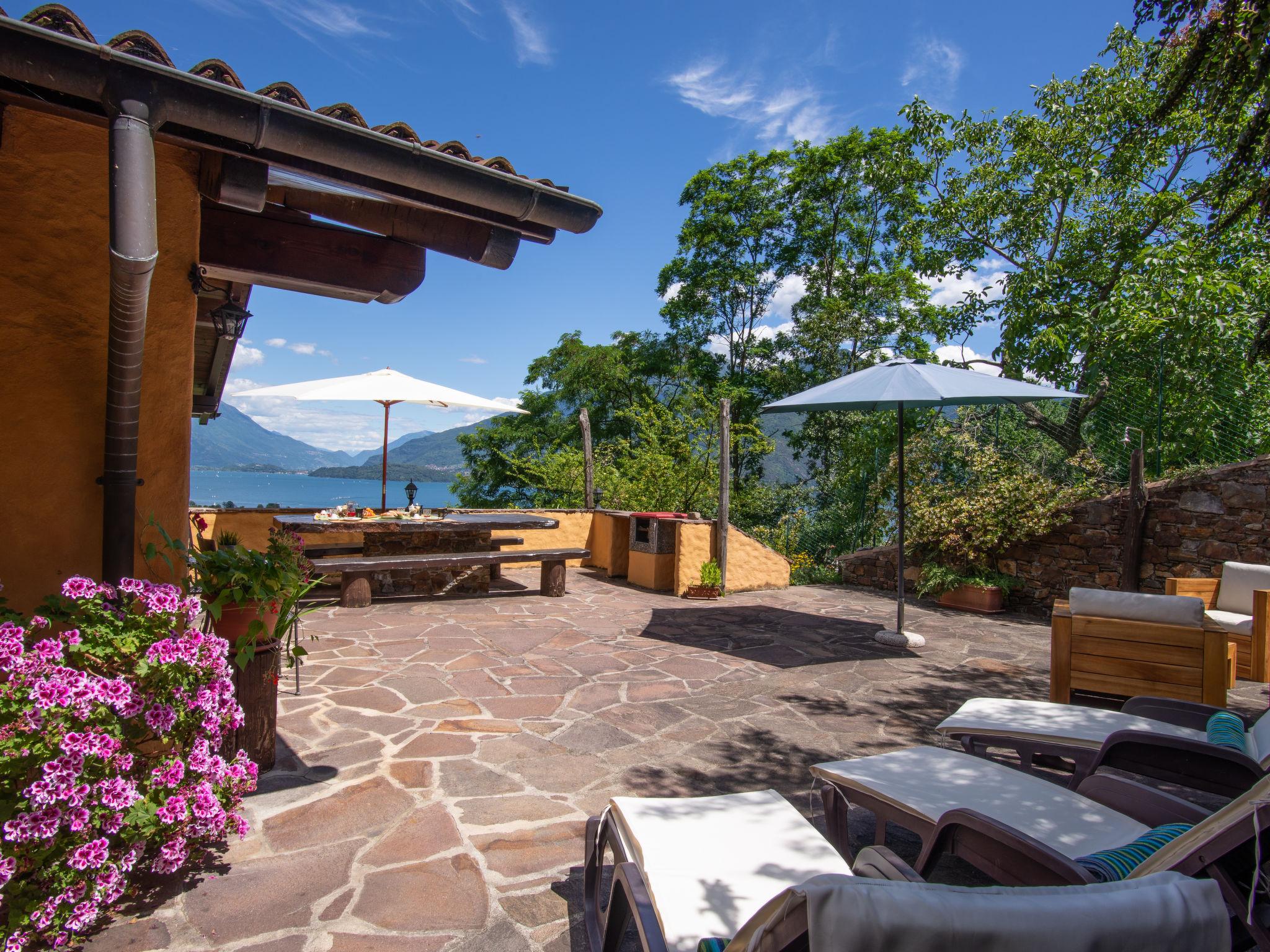 Photo 3 - Maison de 2 chambres à Dongo avec piscine privée et vues sur la montagne