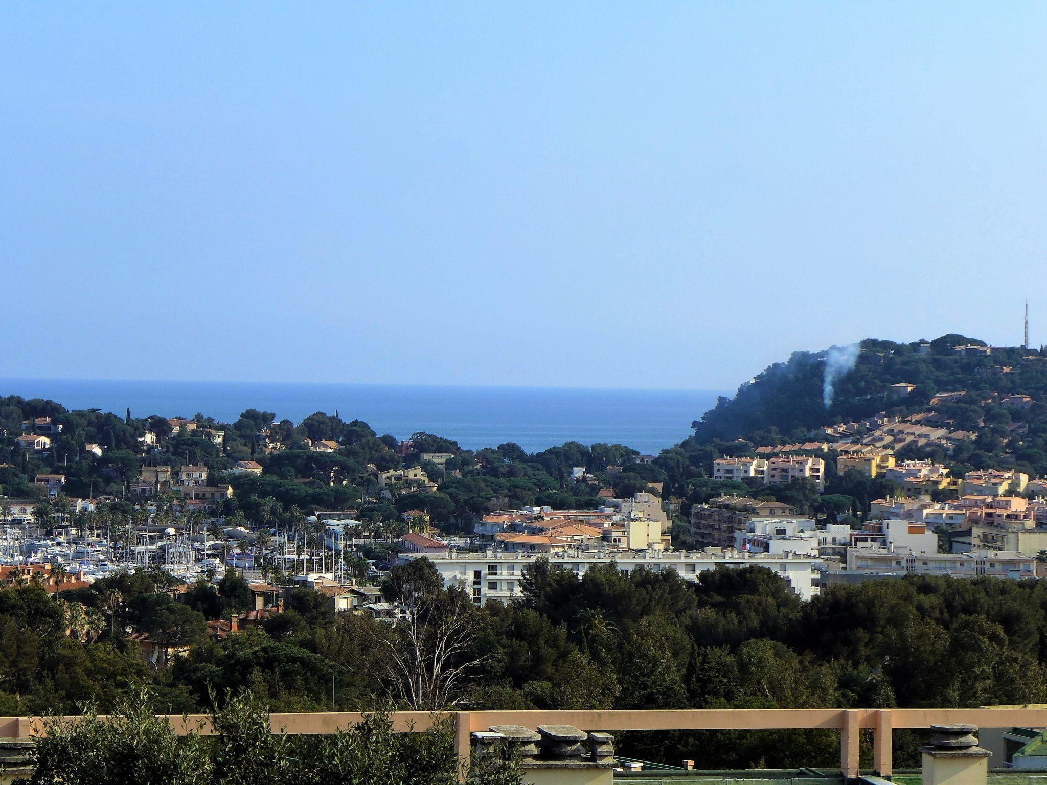 Foto 2 - Appartamento con 2 camere da letto a Cavalaire-sur-Mer con terrazza e vista mare