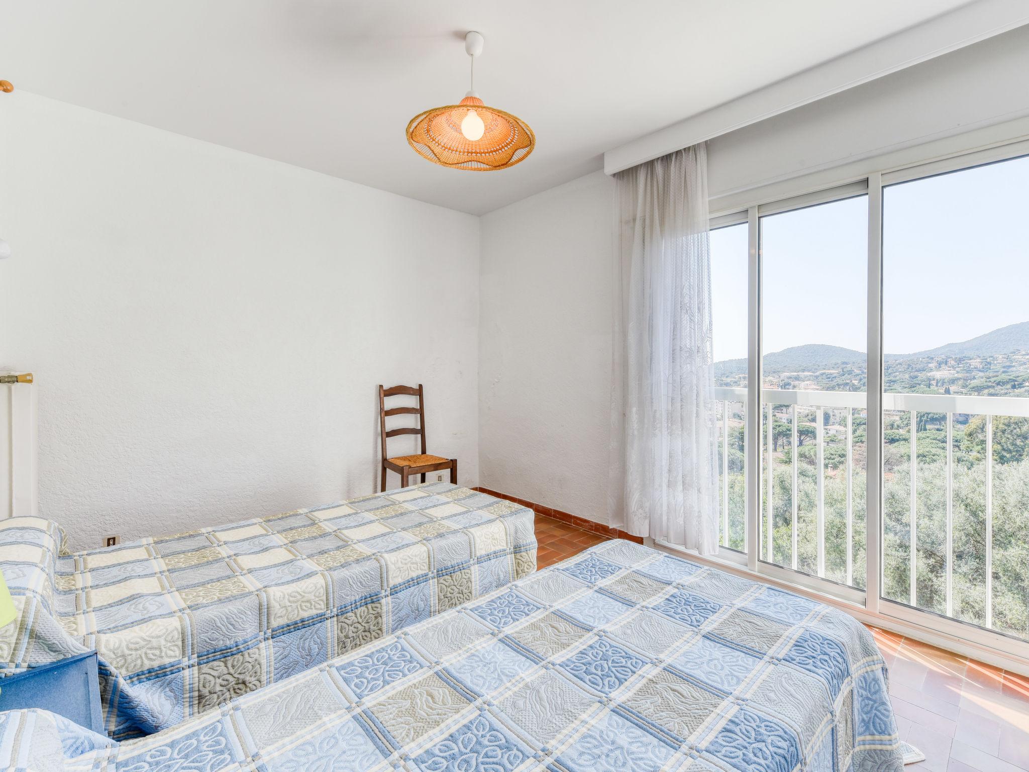 Foto 9 - Apartment mit 2 Schlafzimmern in Cavalaire-sur-Mer mit terrasse und blick aufs meer