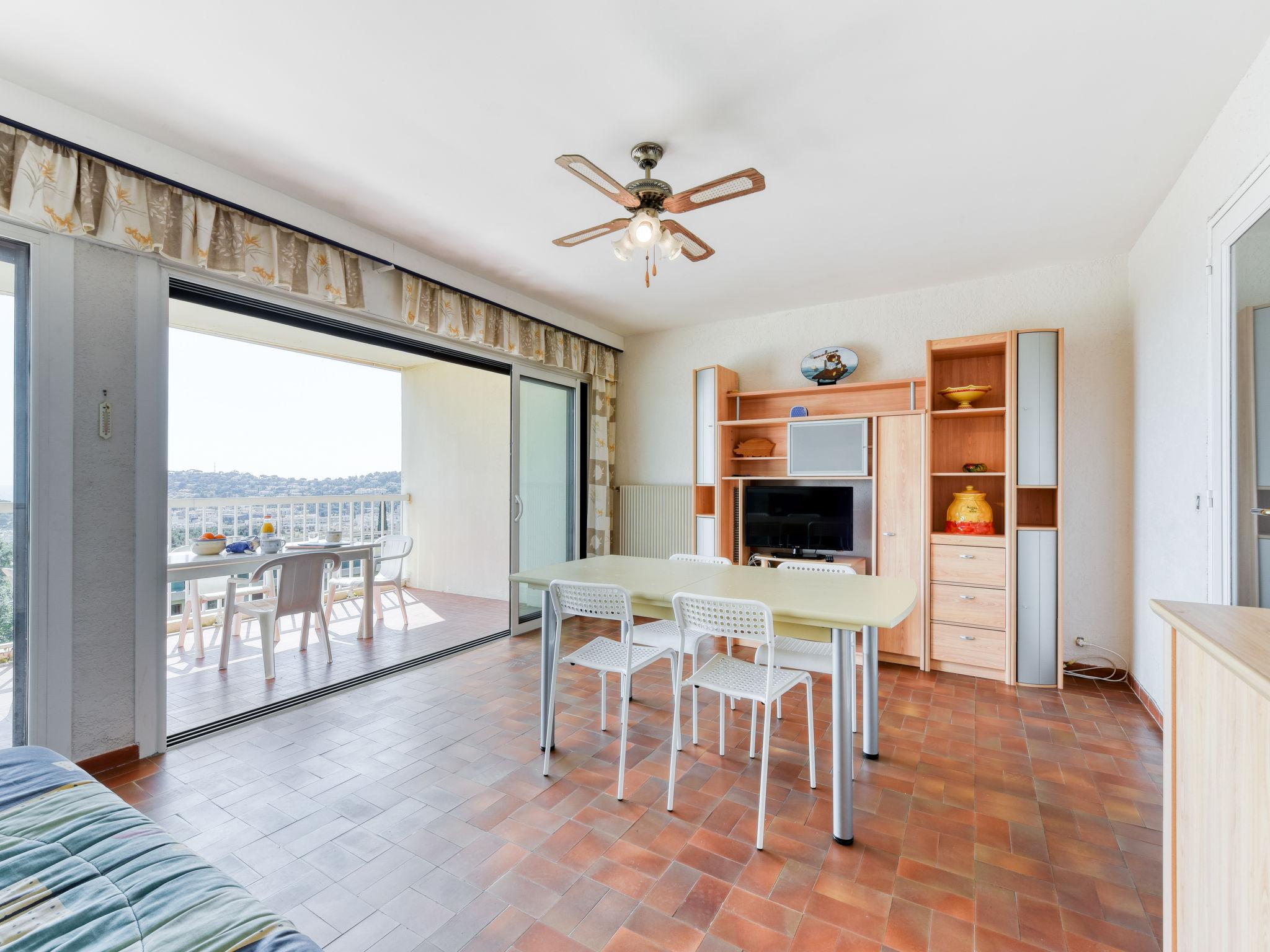 Photo 4 - Appartement de 2 chambres à Cavalaire-sur-Mer avec terrasse et vues à la mer