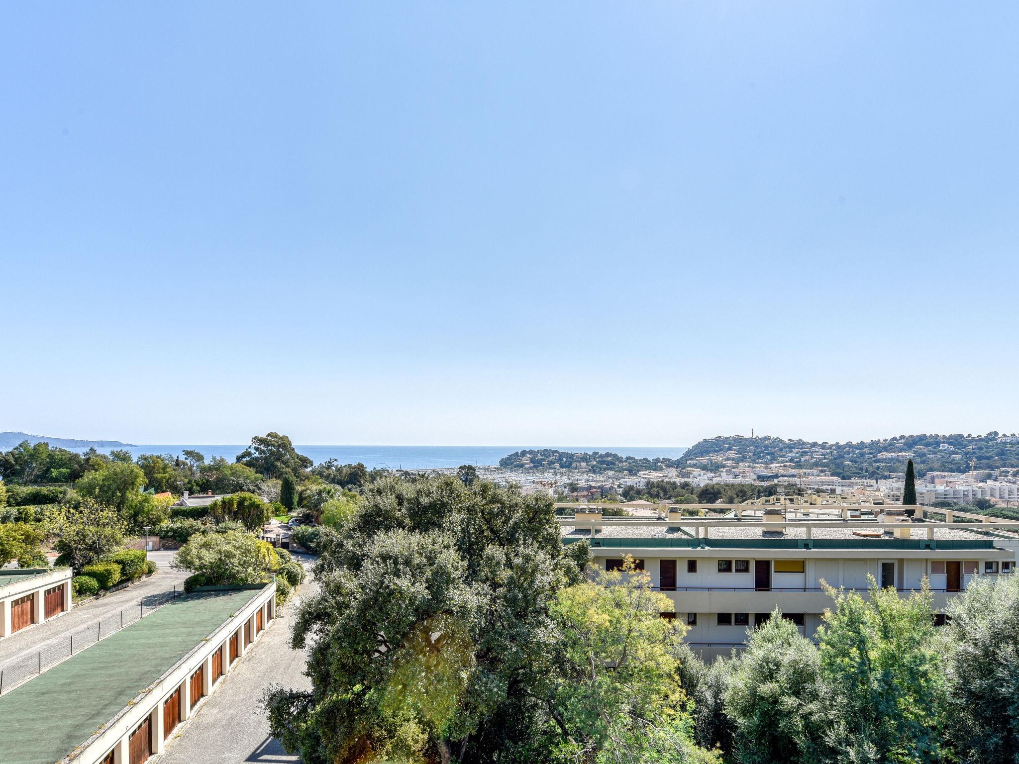 Foto 13 - Apartamento de 2 habitaciones en Cavalaire-sur-Mer con terraza y vistas al mar