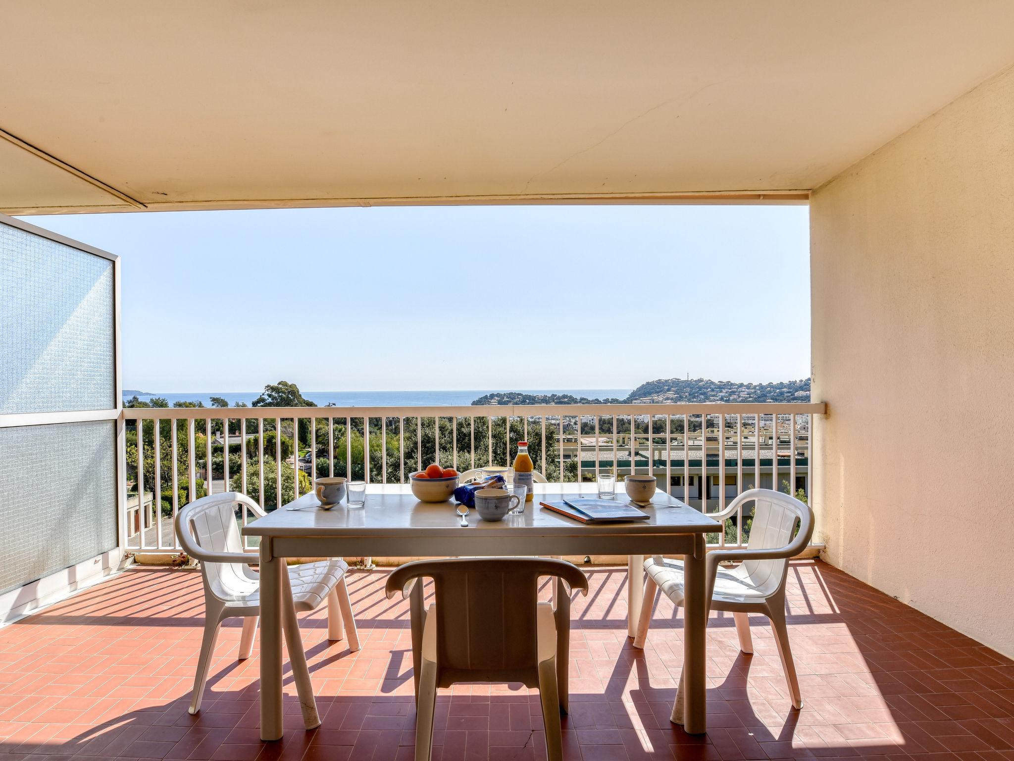 Photo 1 - Appartement de 2 chambres à Cavalaire-sur-Mer avec terrasse et vues à la mer
