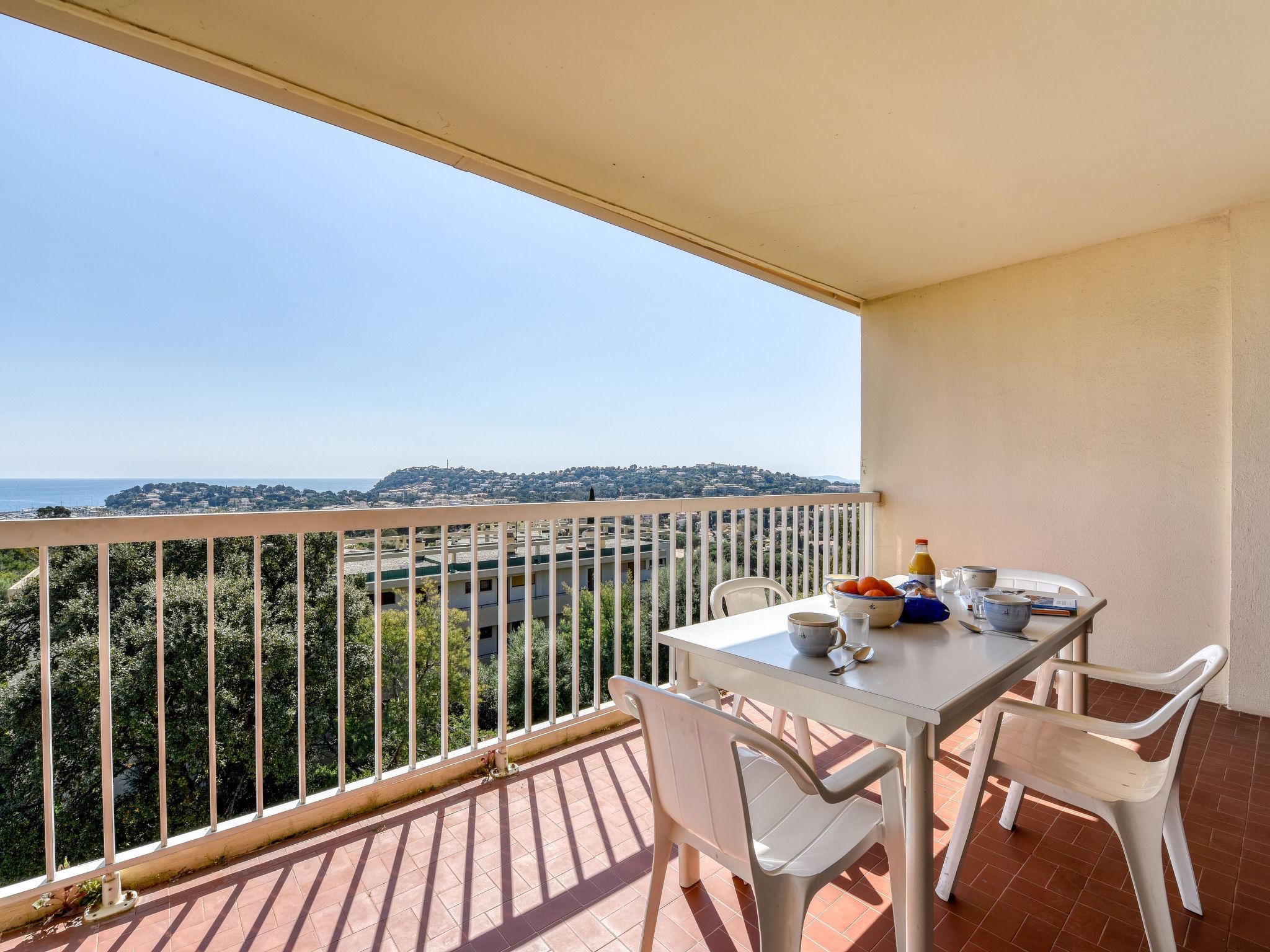 Foto 6 - Apartamento de 2 habitaciones en Cavalaire-sur-Mer con terraza y vistas al mar