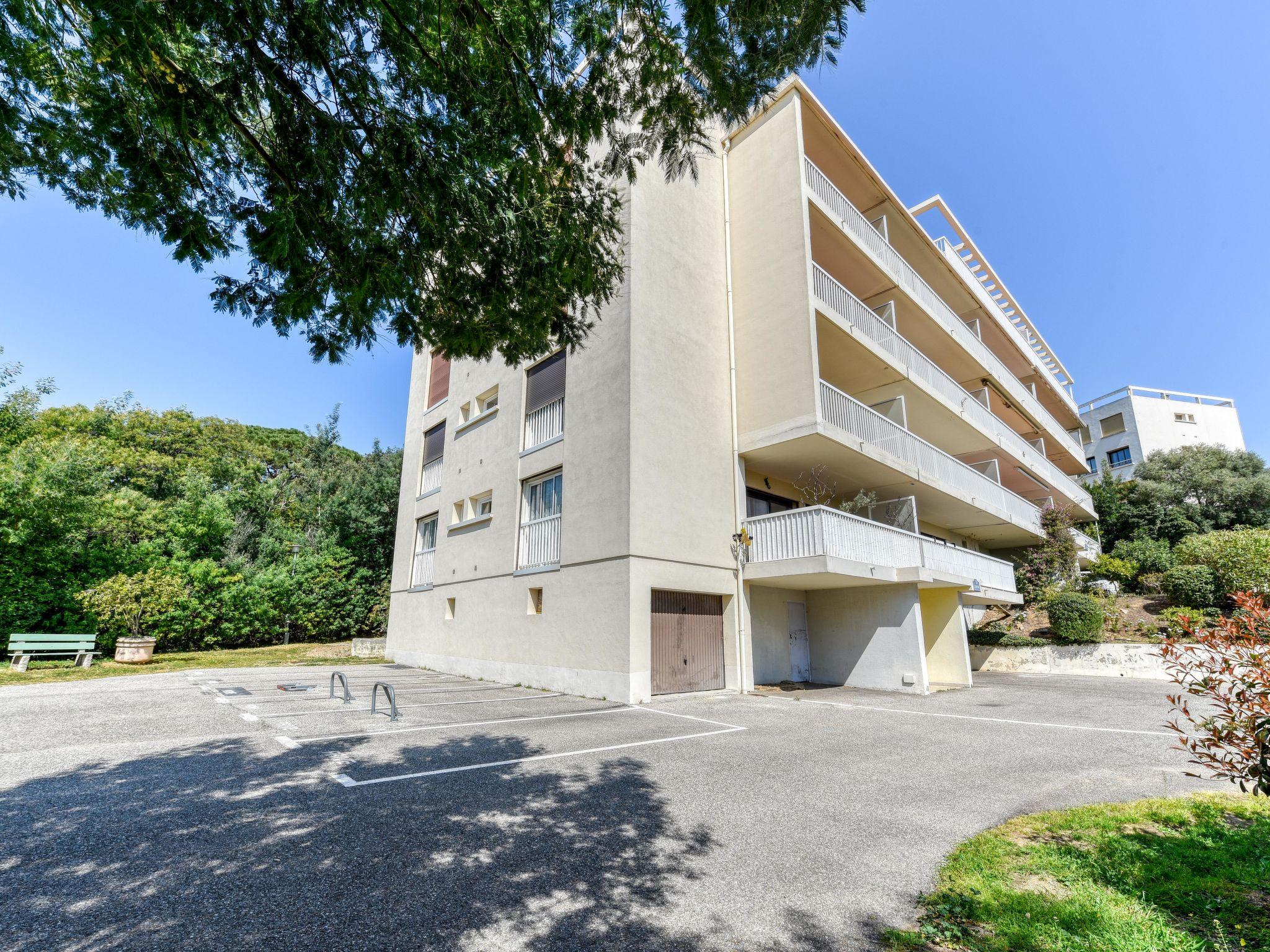 Foto 14 - Apartamento de 2 habitaciones en Cavalaire-sur-Mer con terraza y vistas al mar