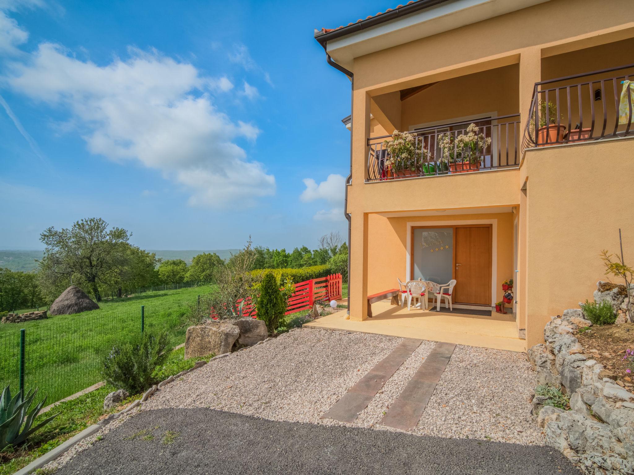 Foto 17 - Appartamento con 2 camere da letto a Labin con piscina privata e giardino