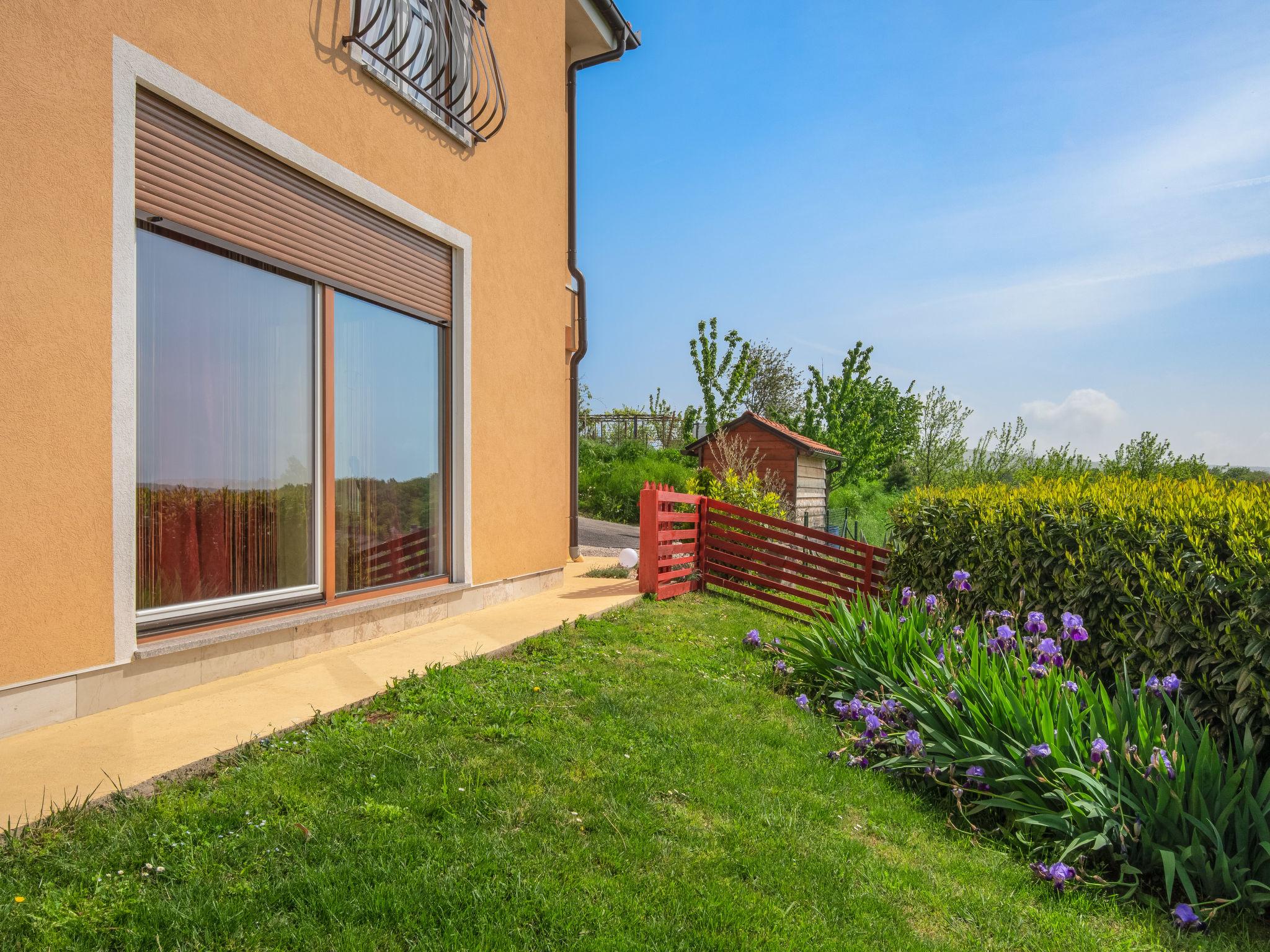 Foto 18 - Appartamento con 2 camere da letto a Labin con piscina privata e giardino