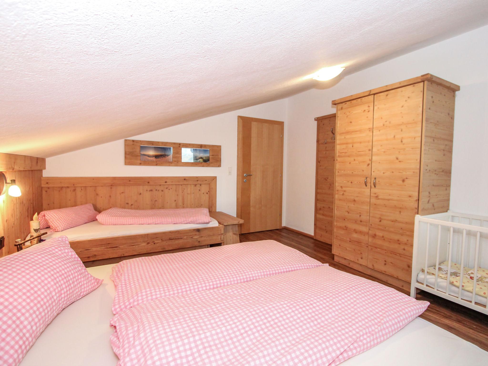 Foto 9 - Appartamento con 3 camere da letto a Aschau im Zillertal con vista sulle montagne