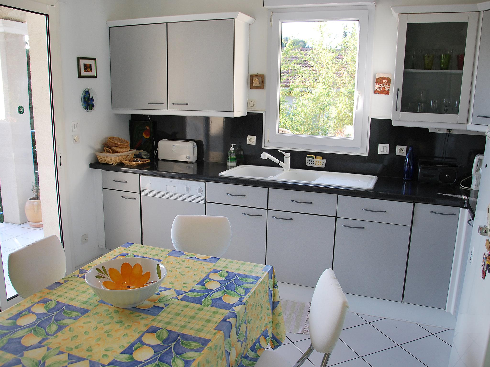 Photo 3 - 3 bedroom House in Villeneuve-lès-Avignon with garden and terrace