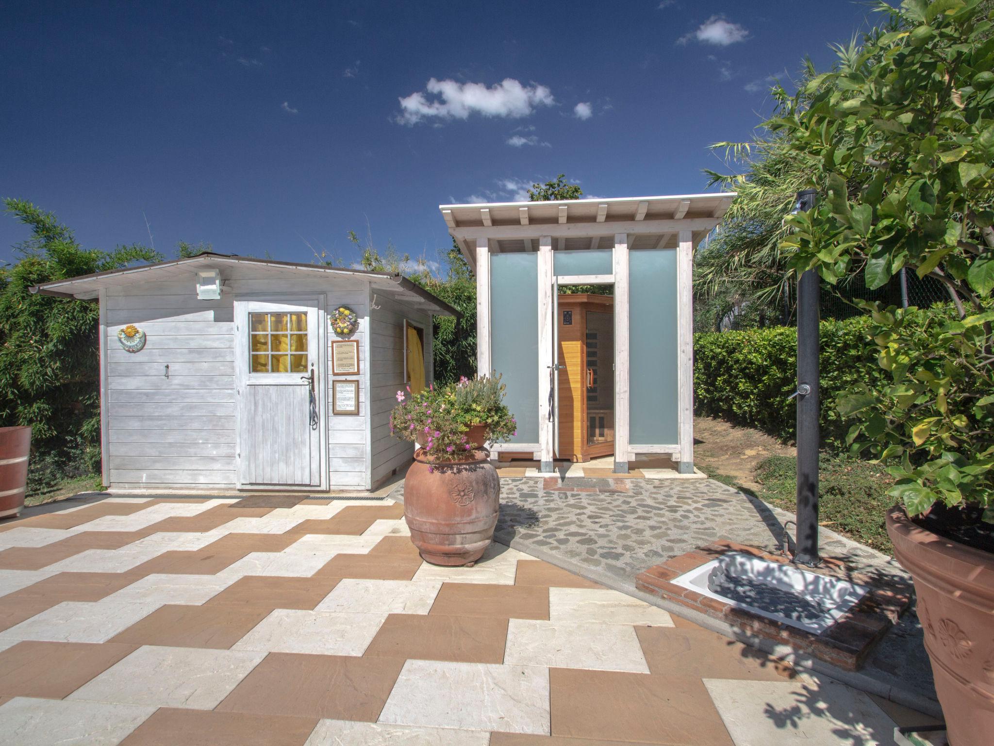 Photo 8 - Maison de 1 chambre à Pescia avec piscine privée et jardin