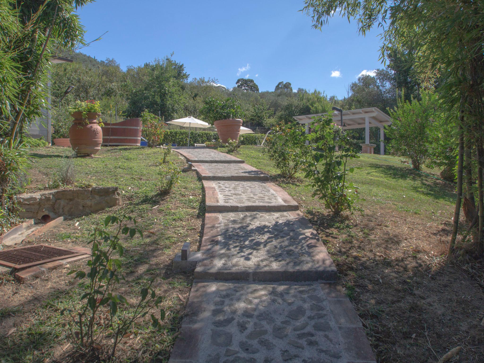 Photo 26 - Maison de 1 chambre à Pescia avec piscine privée et jardin