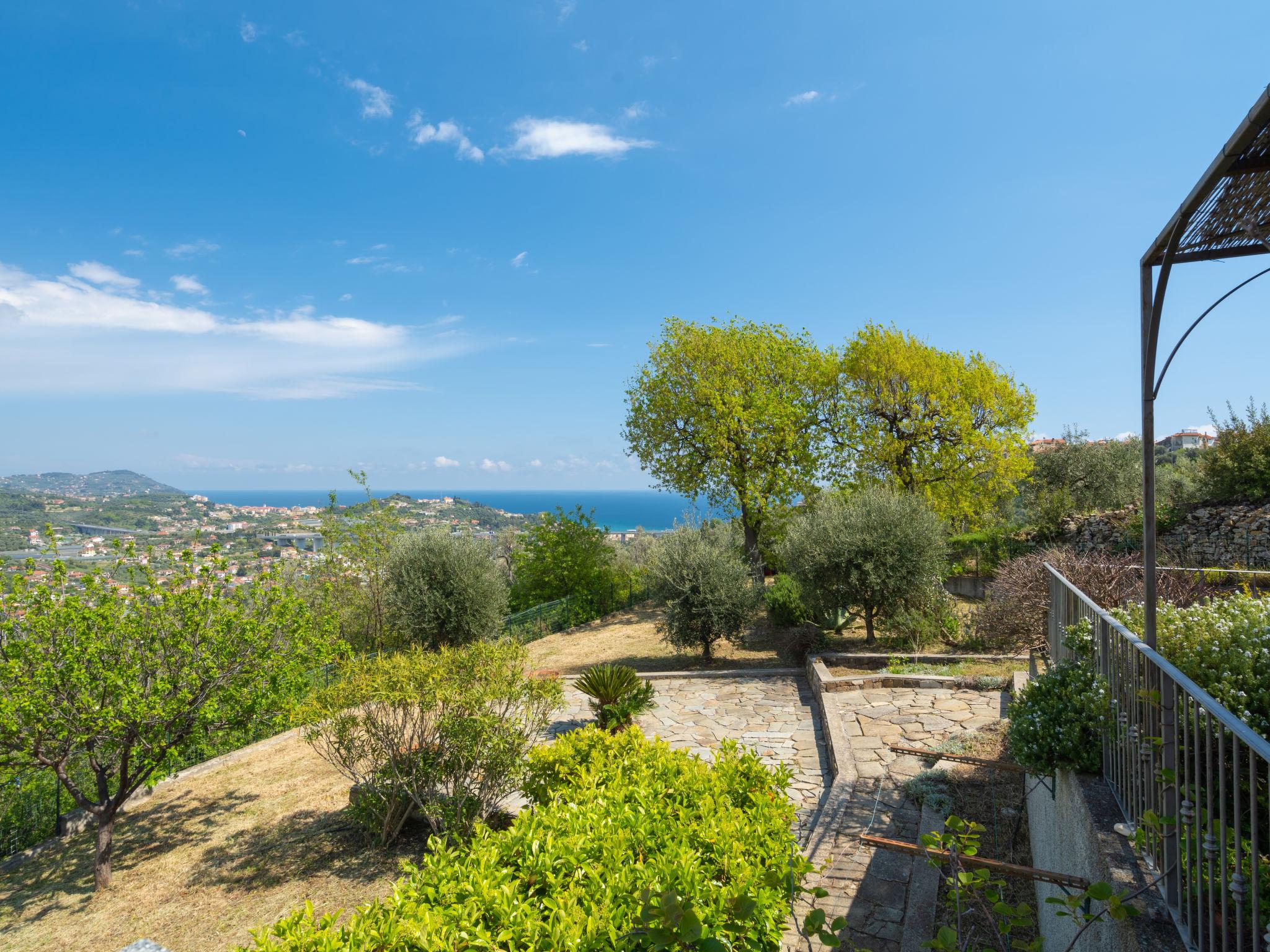 Photo 19 - 4 bedroom House in Imperia with garden and sea view