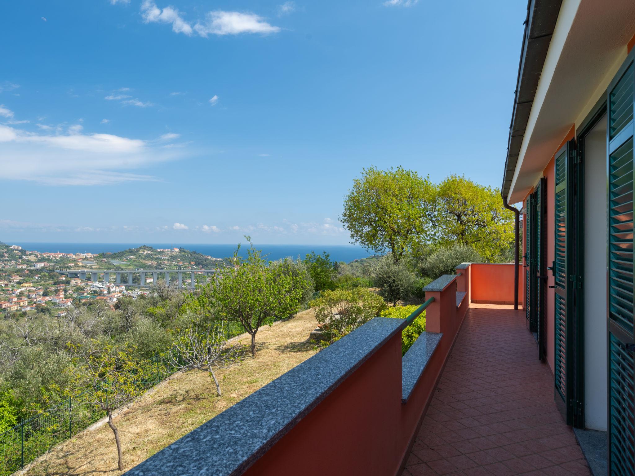 Photo 3 - Maison de 4 chambres à Imperia avec jardin et vues à la mer