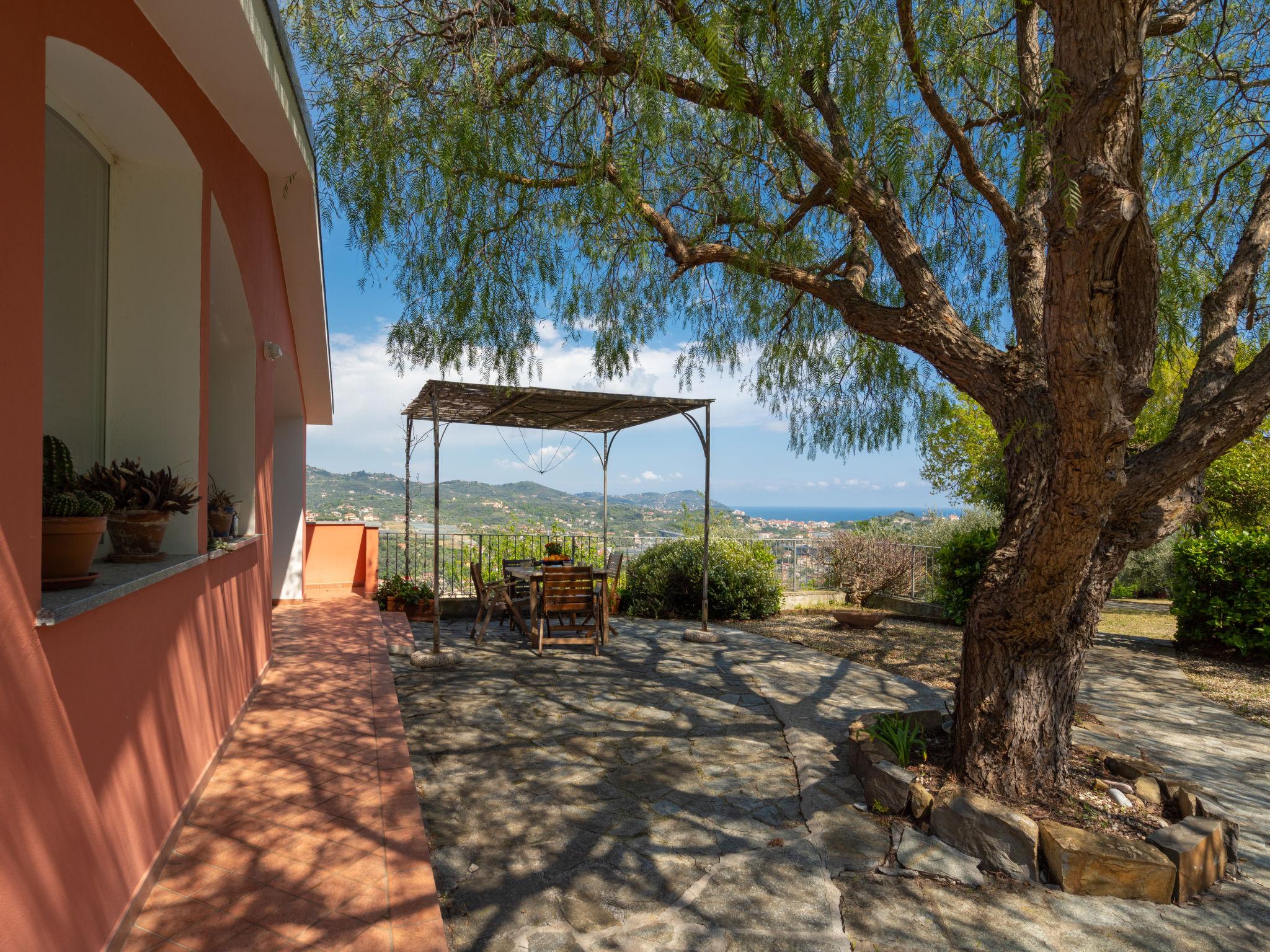 Foto 18 - Casa con 4 camere da letto a Imperia con giardino e terrazza