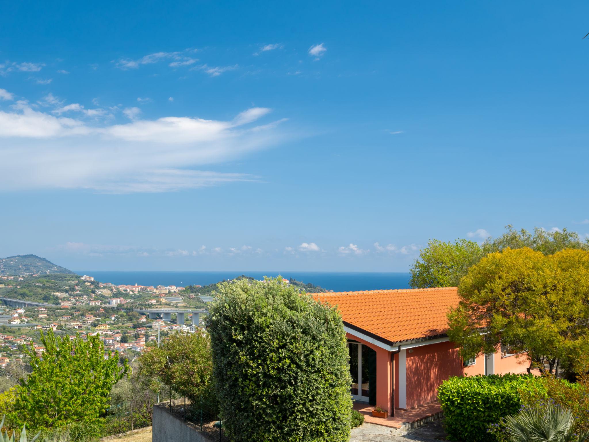 Foto 1 - Casa de 4 habitaciones en Imperia con jardín y vistas al mar