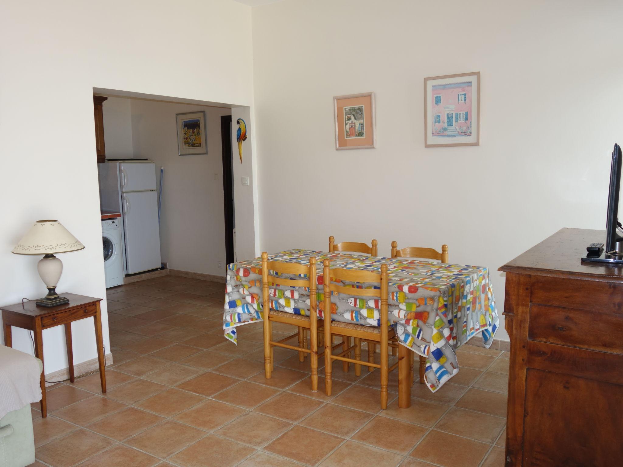 Photo 8 - 2 bedroom Apartment in Saint-Cyr-sur-Mer with garden and terrace